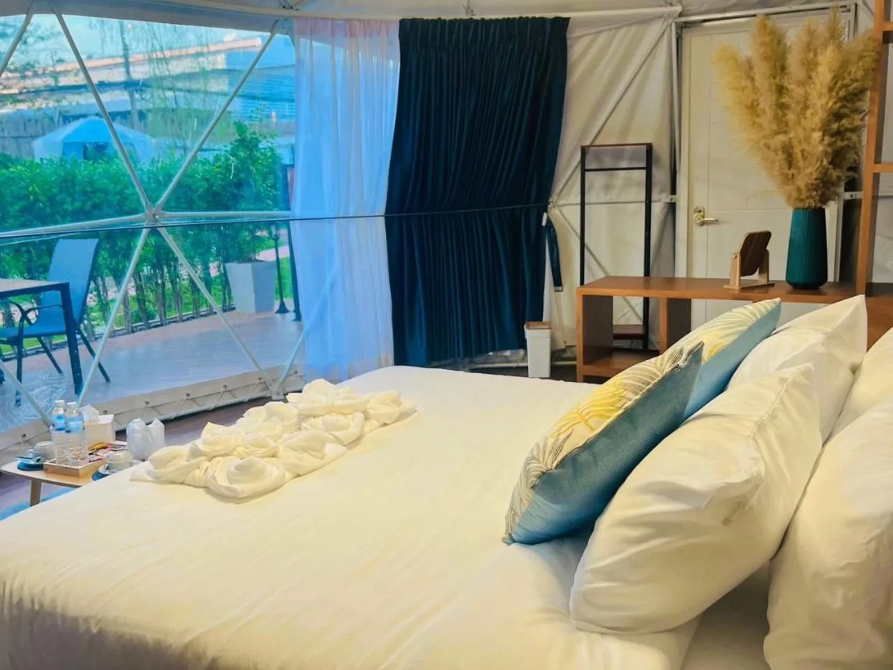 Property building, Bed in PaPa Q suite Resort