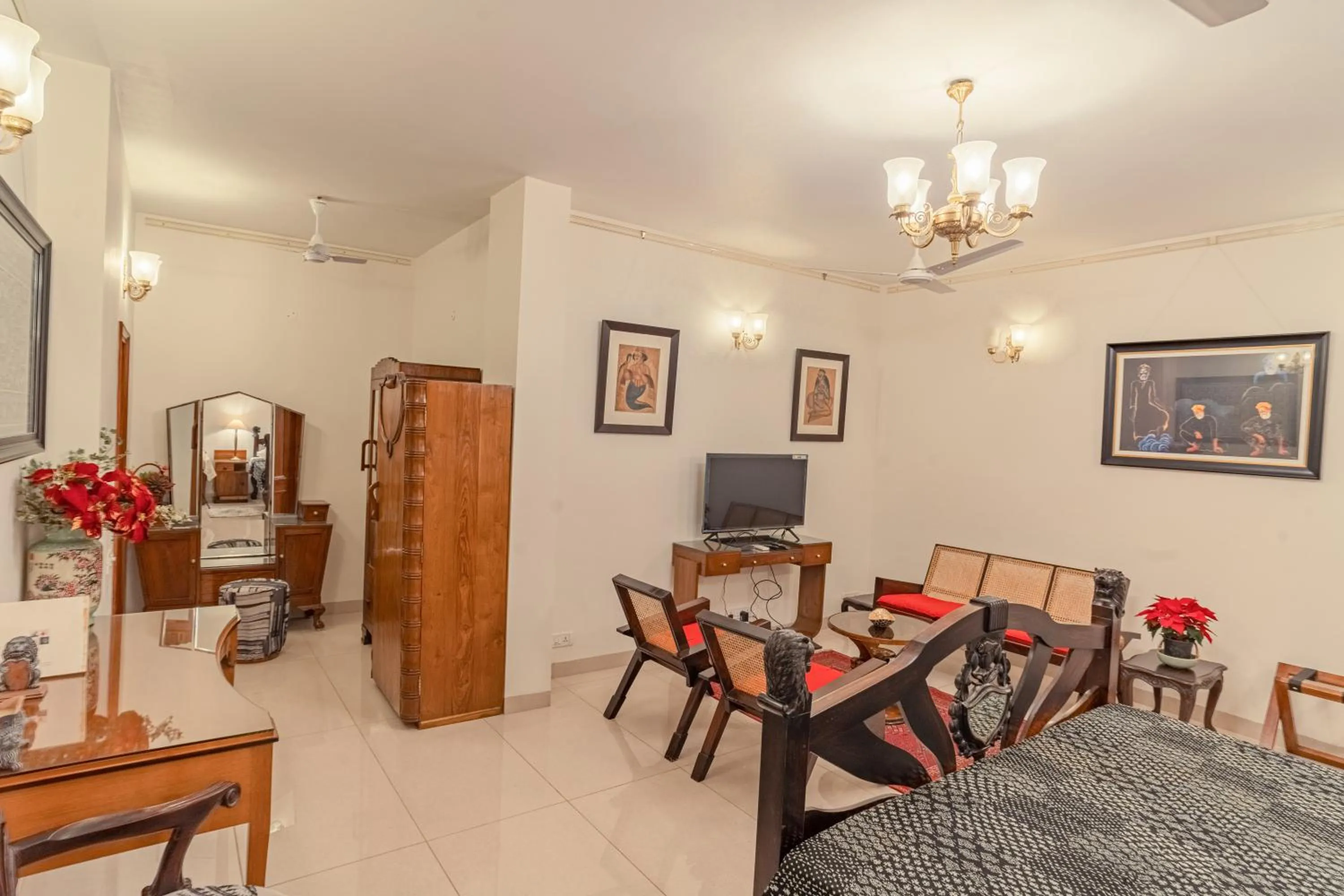 Photo of the whole room in Anchorage 42