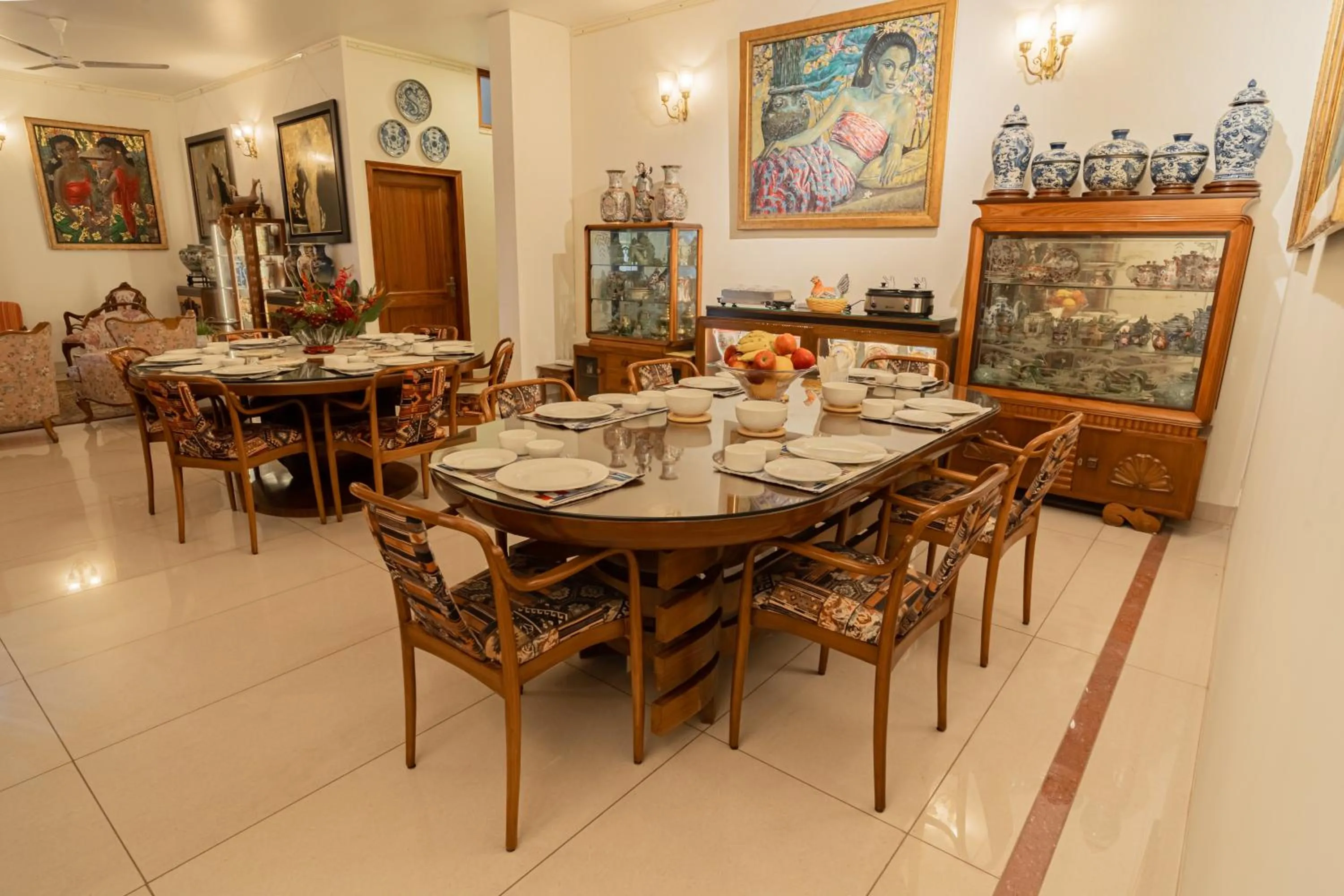 Dining area in Anchorage 42