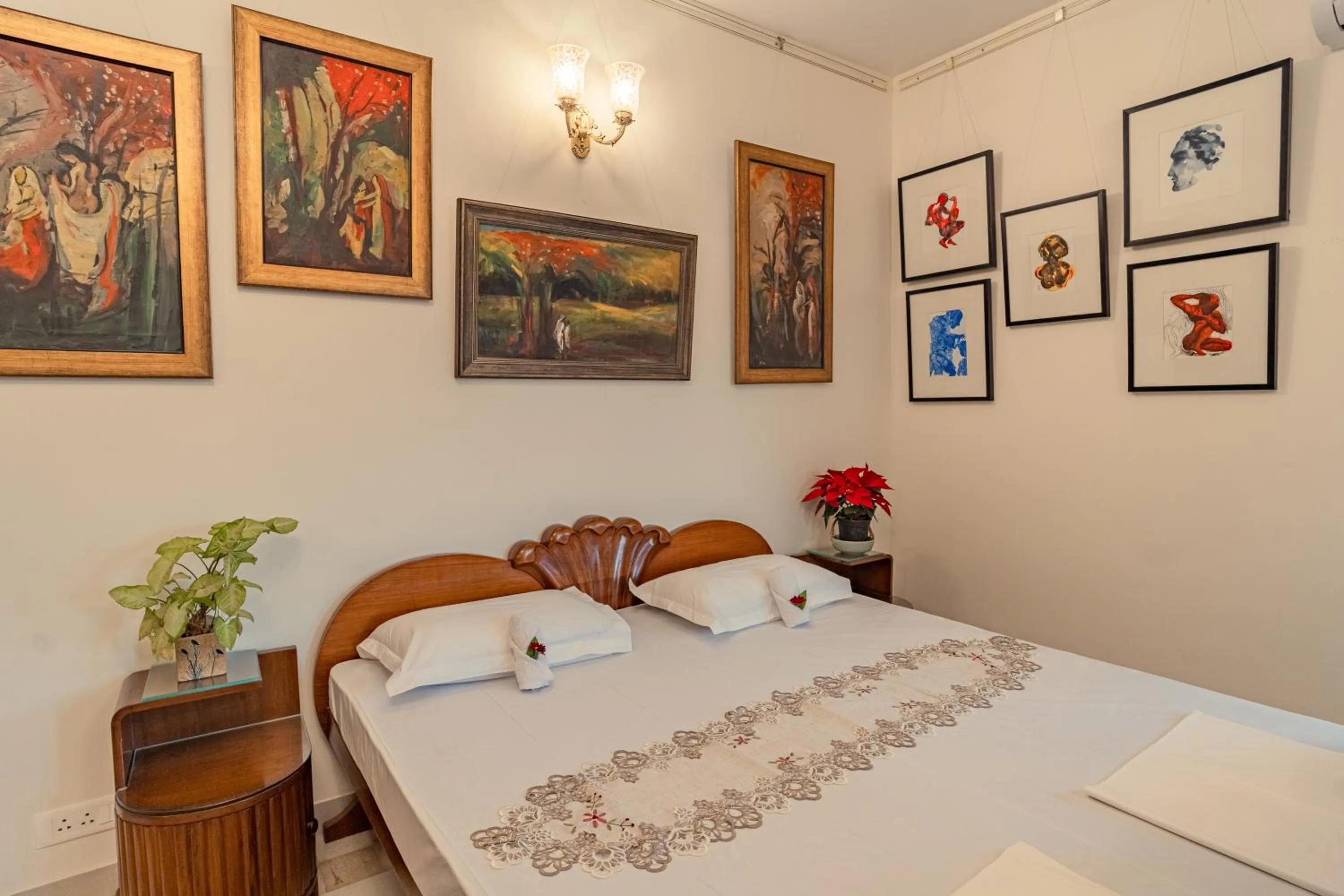 Photo of the whole room, Bed in Anchorage 42