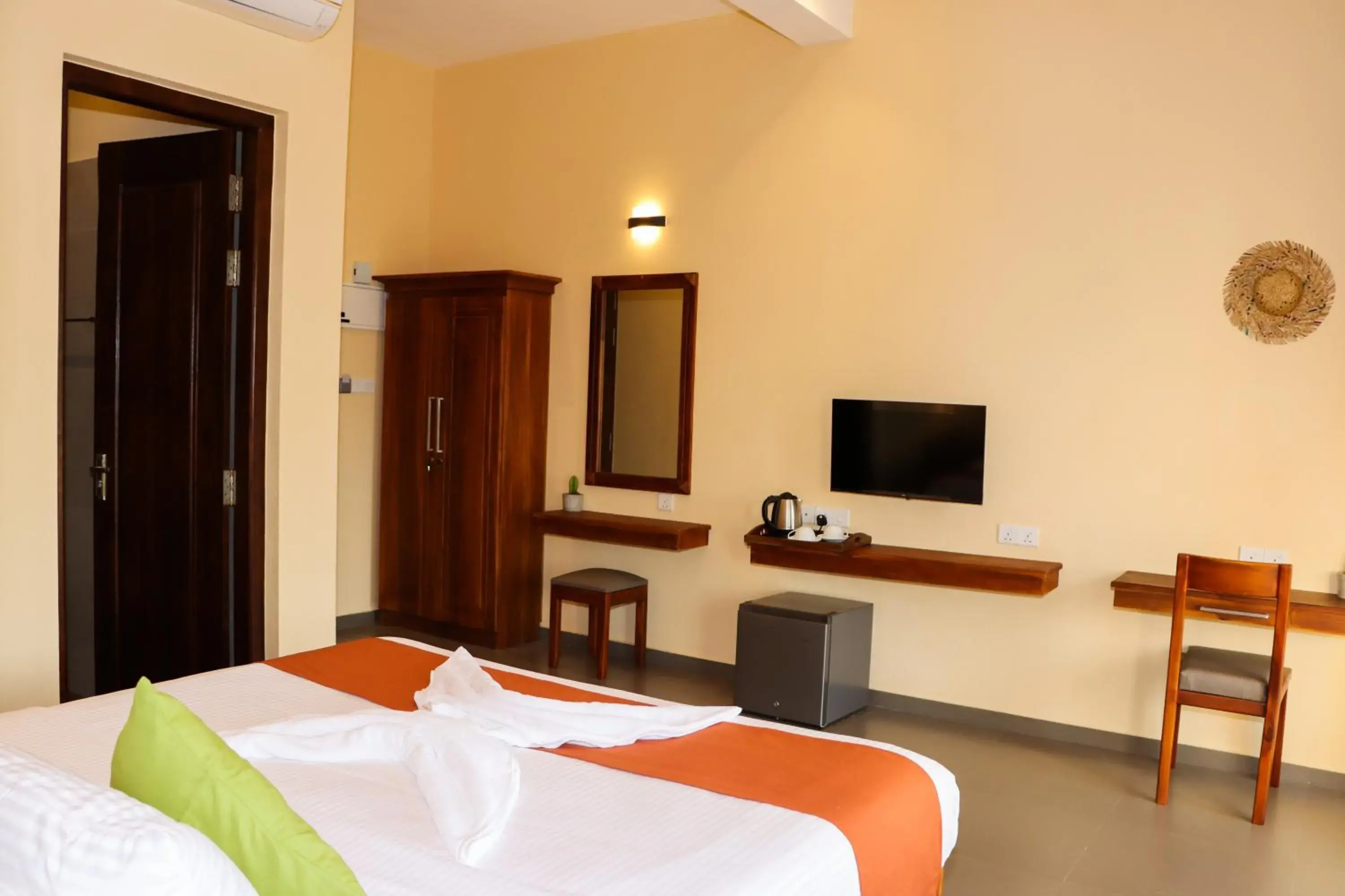 Deluxe Double or Twin Room with Balcony - single occupancy in Paddyway Resort Deluxe Double or Twin Room with Balcony - single occupancy in Paddyway Resort