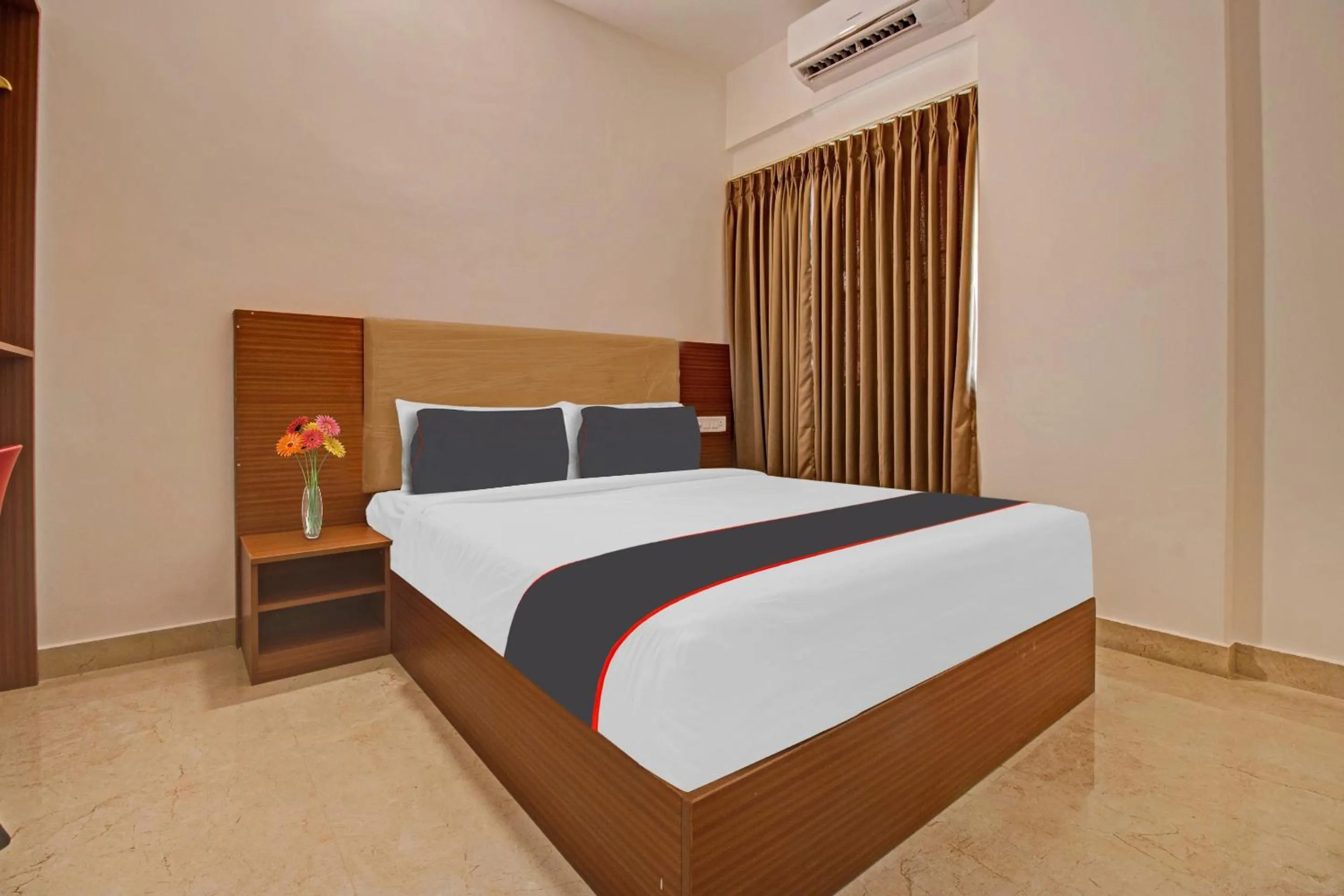 Facade/entrance, Bed in Collection O Petals Otium Business Hotel