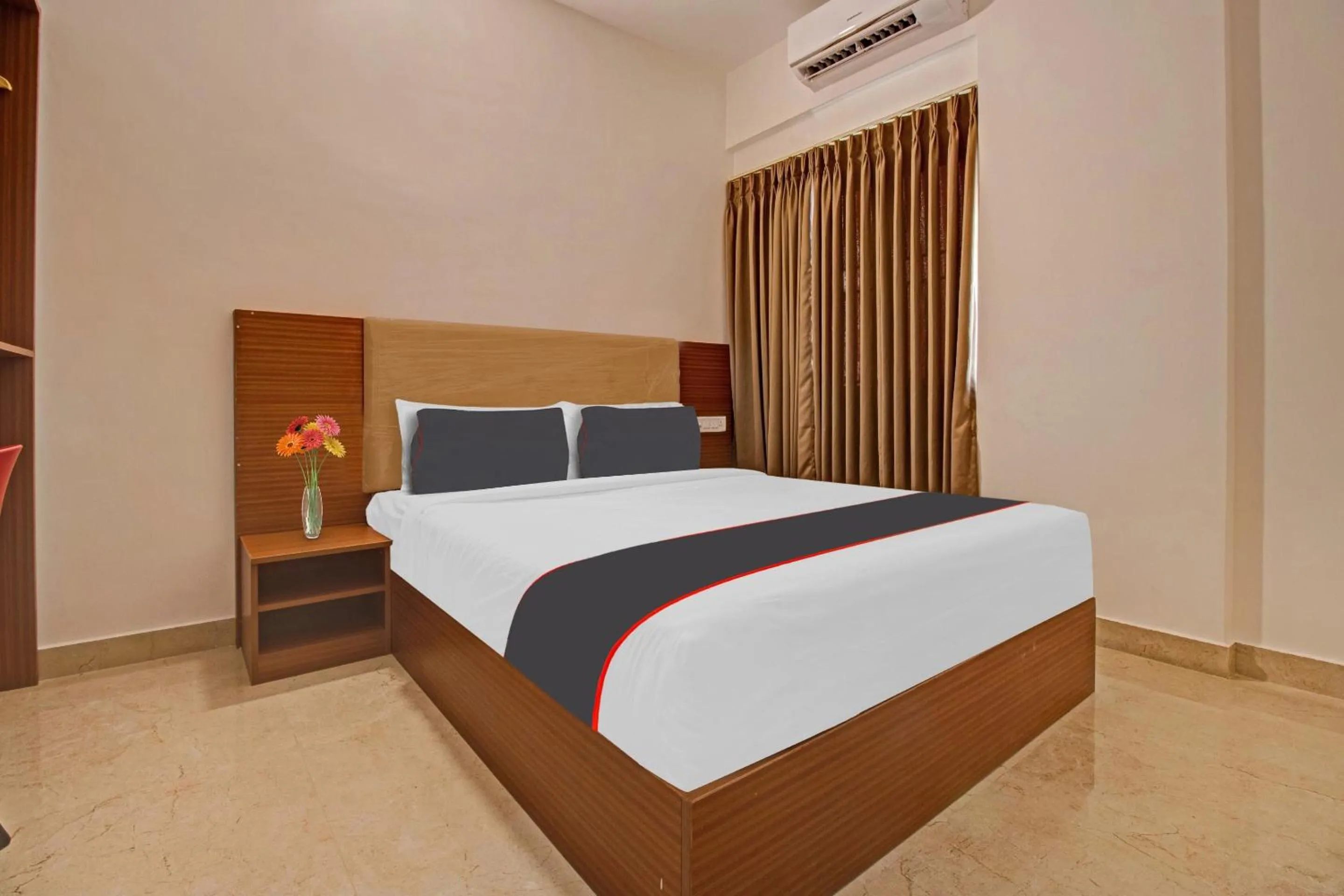 Facade/entrance, Bed in Collection O Petals Otium Business Hotel