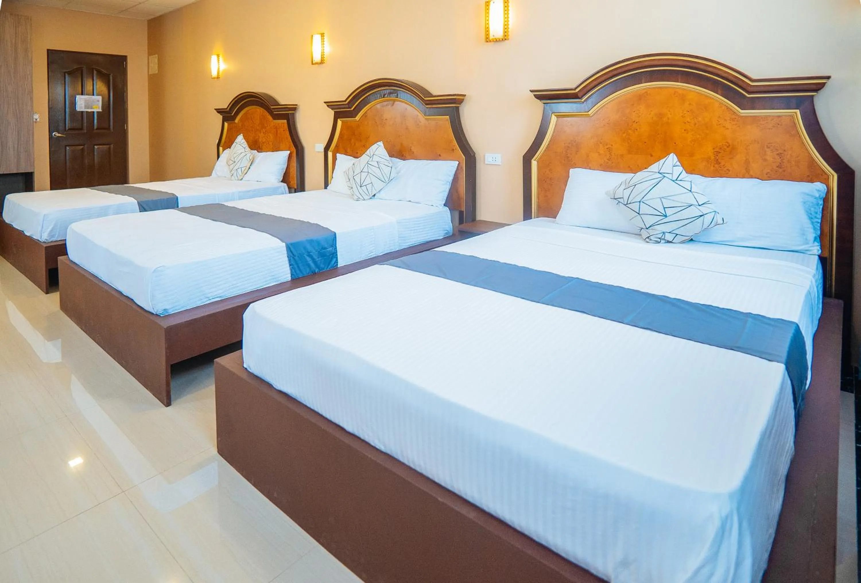 Bed in RedDoorz Plus @ Hotel Platinum Occidental Mindoro