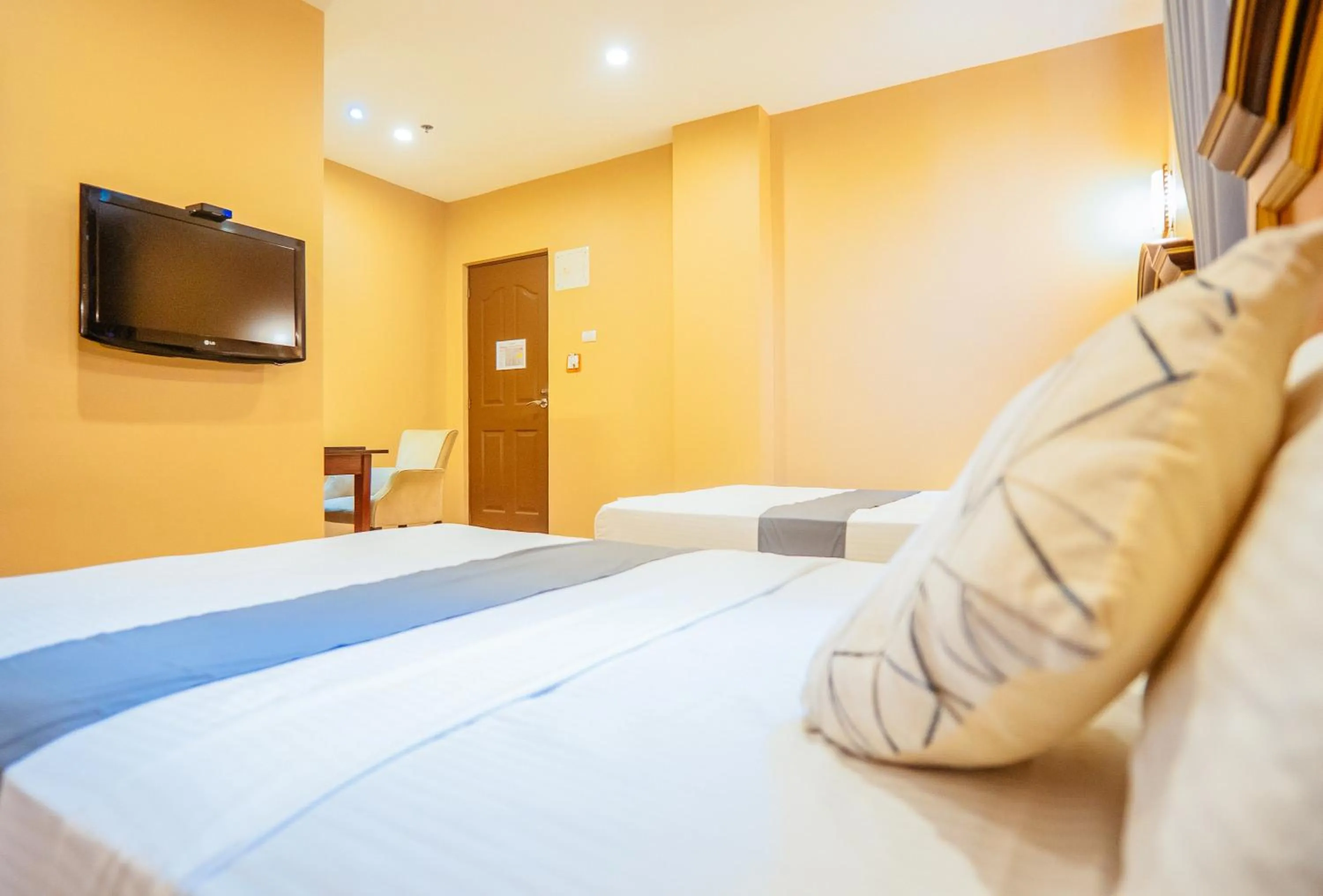 Bed in RedDoorz Plus @ Hotel Platinum Occidental Mindoro