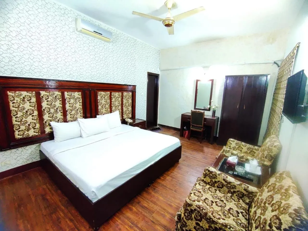 Bedroom, Bed in Margalla View Motel