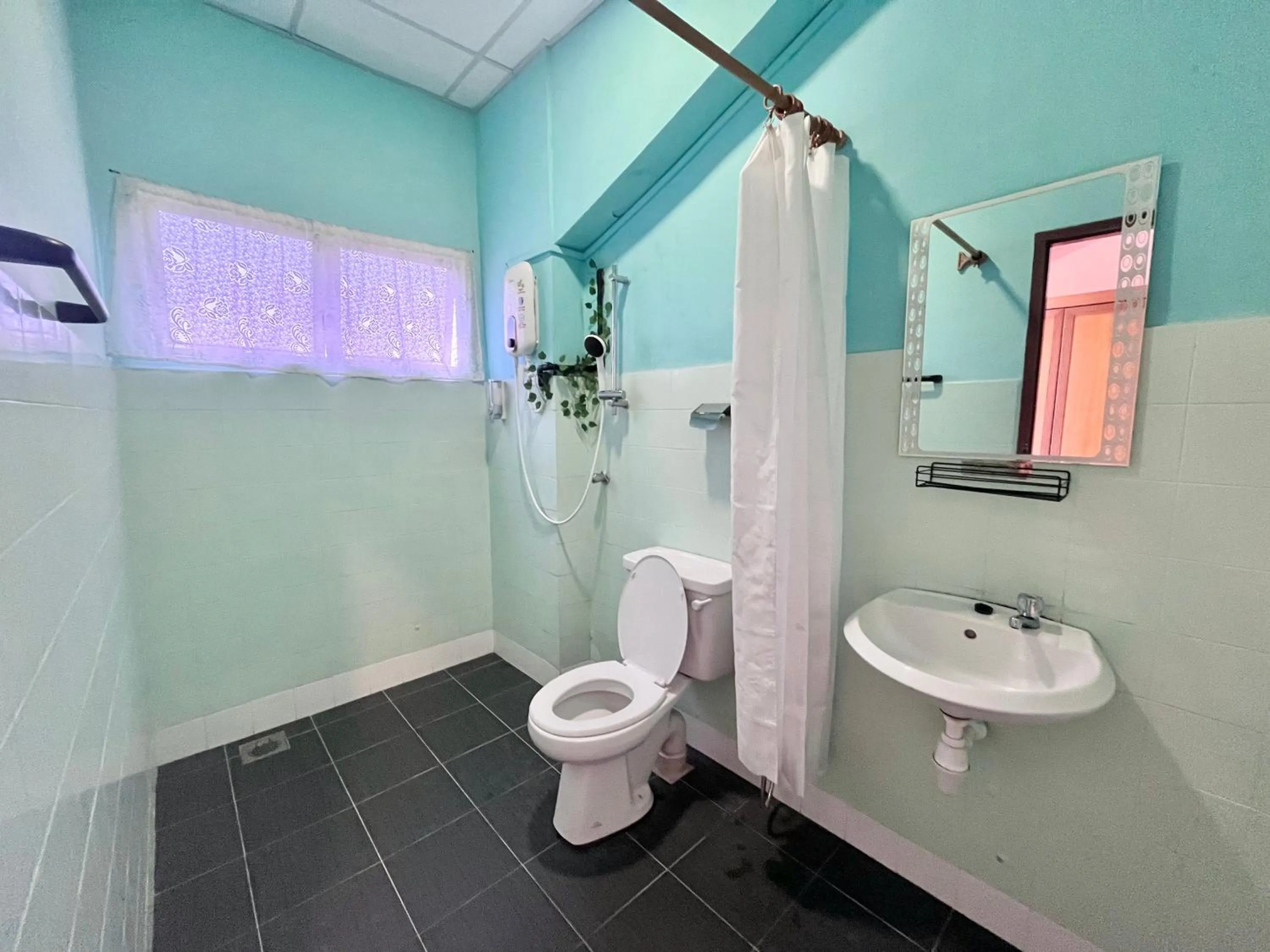 Shower in Heng Ann Guest House