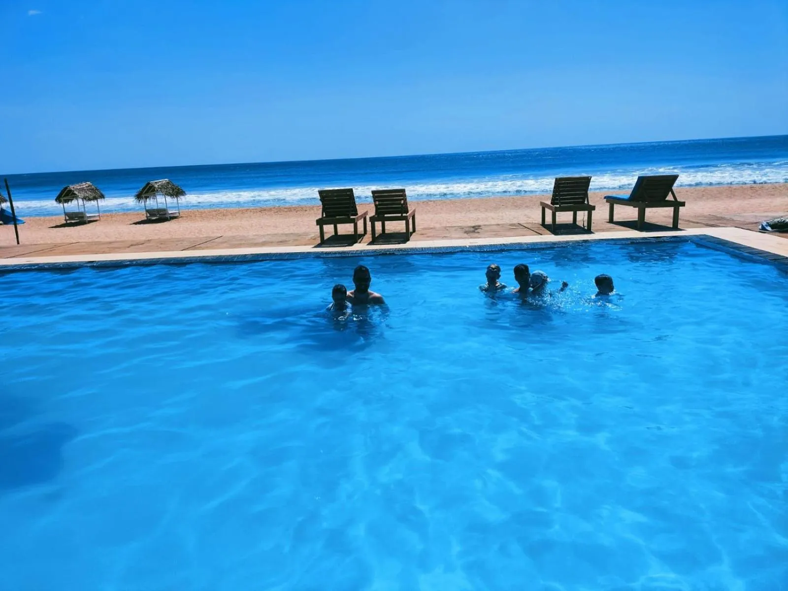 Swimming pool in Hotel Coral Bay
