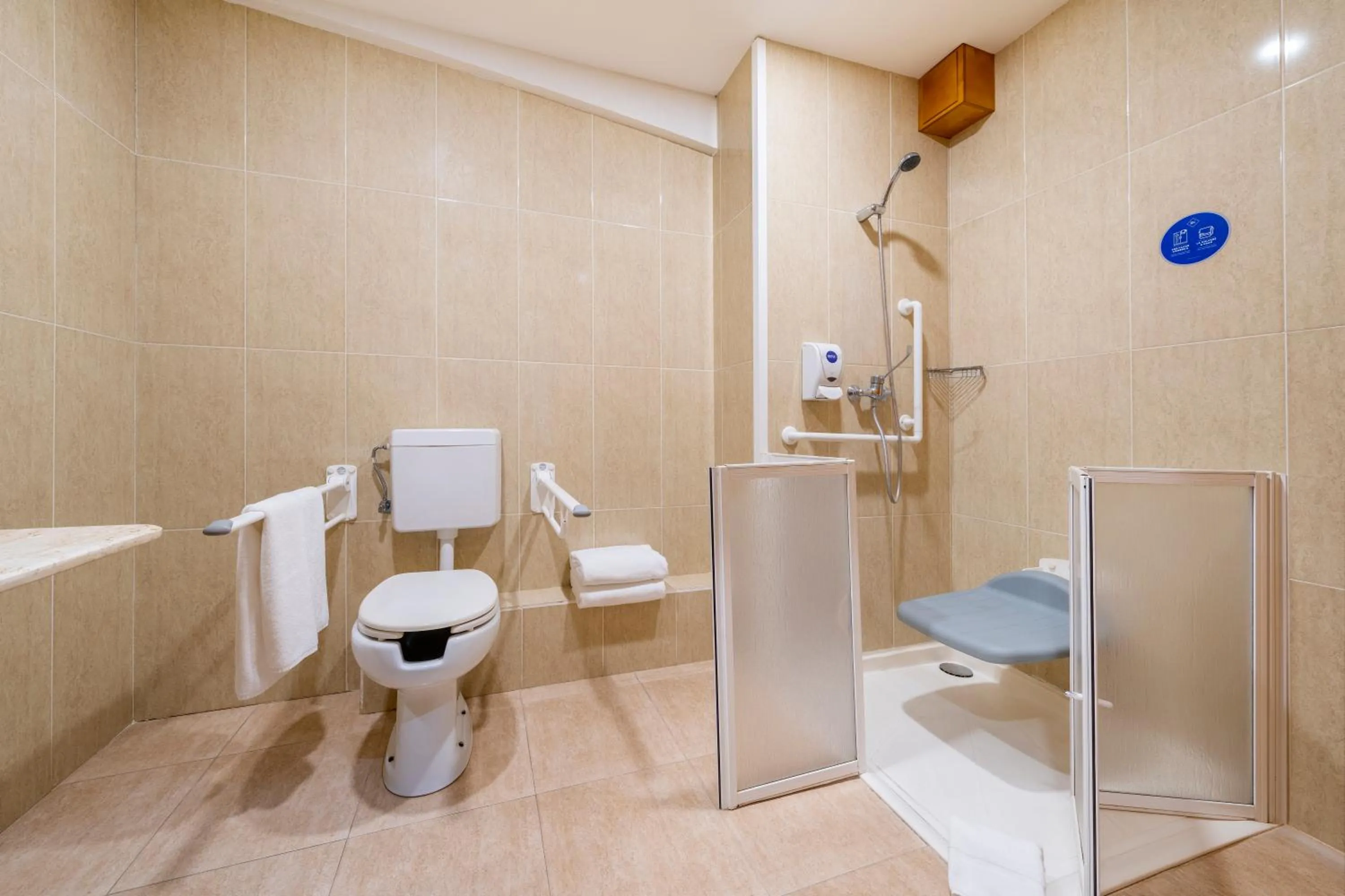 Bathroom in IBERIK Augas Santas Balneario & Golf