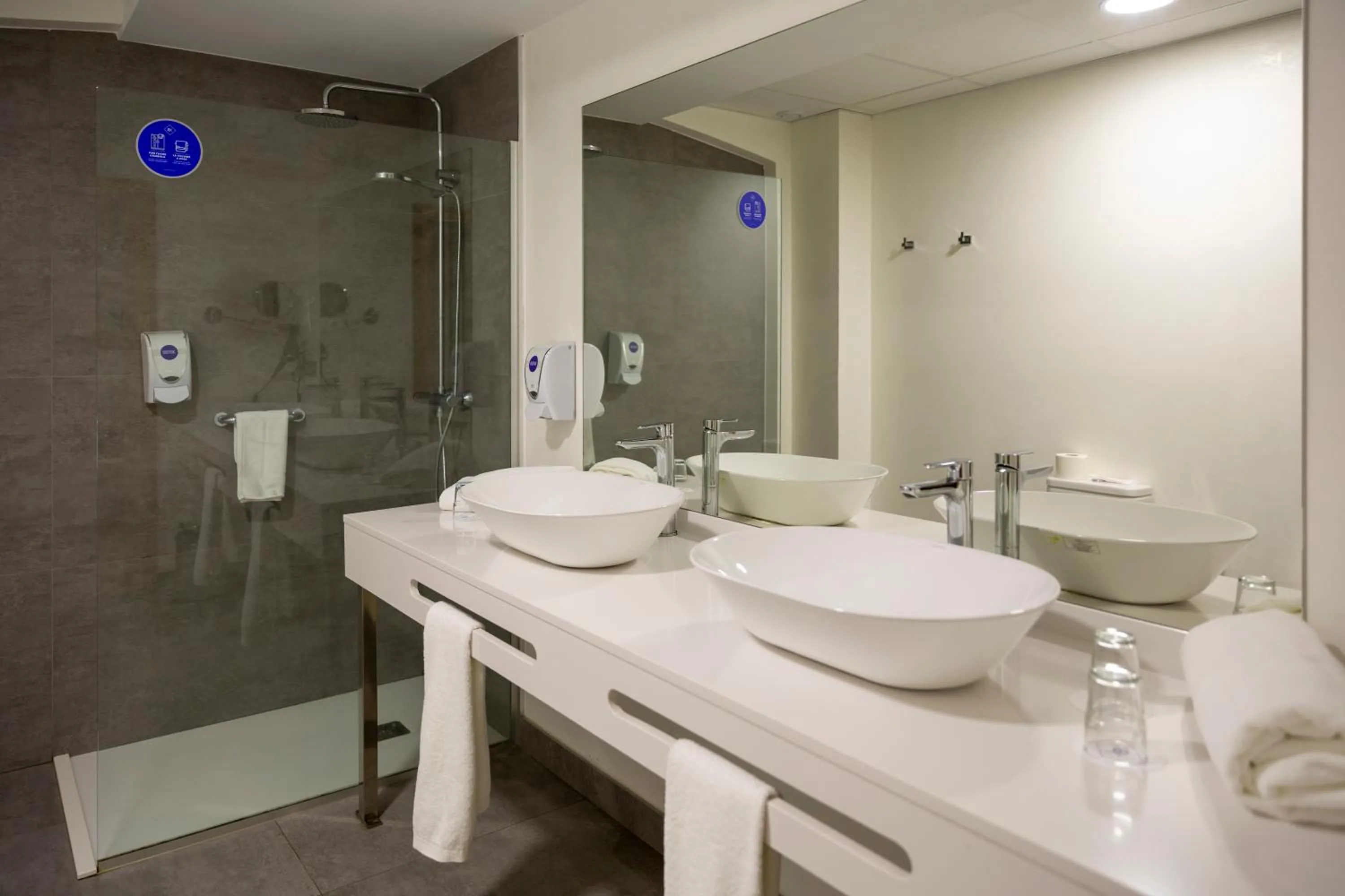 Bathroom in IBERIK Augas Santas Balneario & Golf