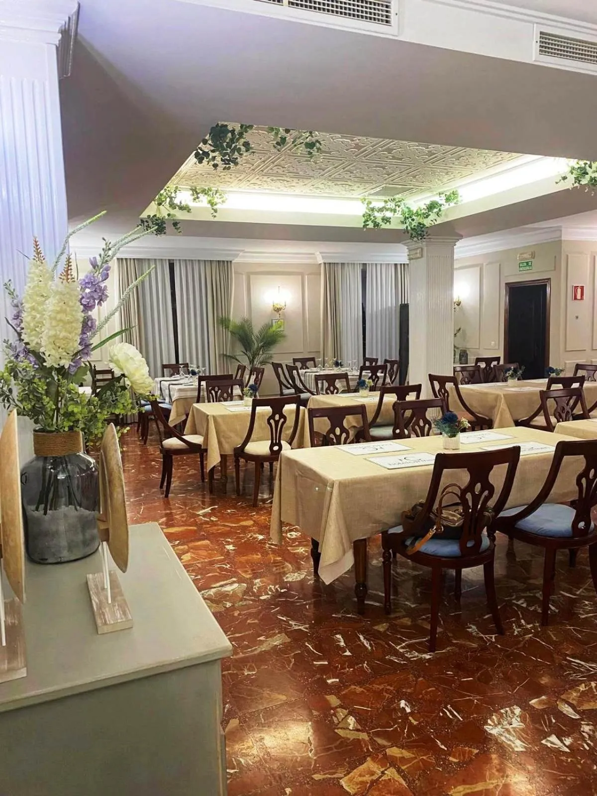 Restaurant/places to eat in Hotel Carmen