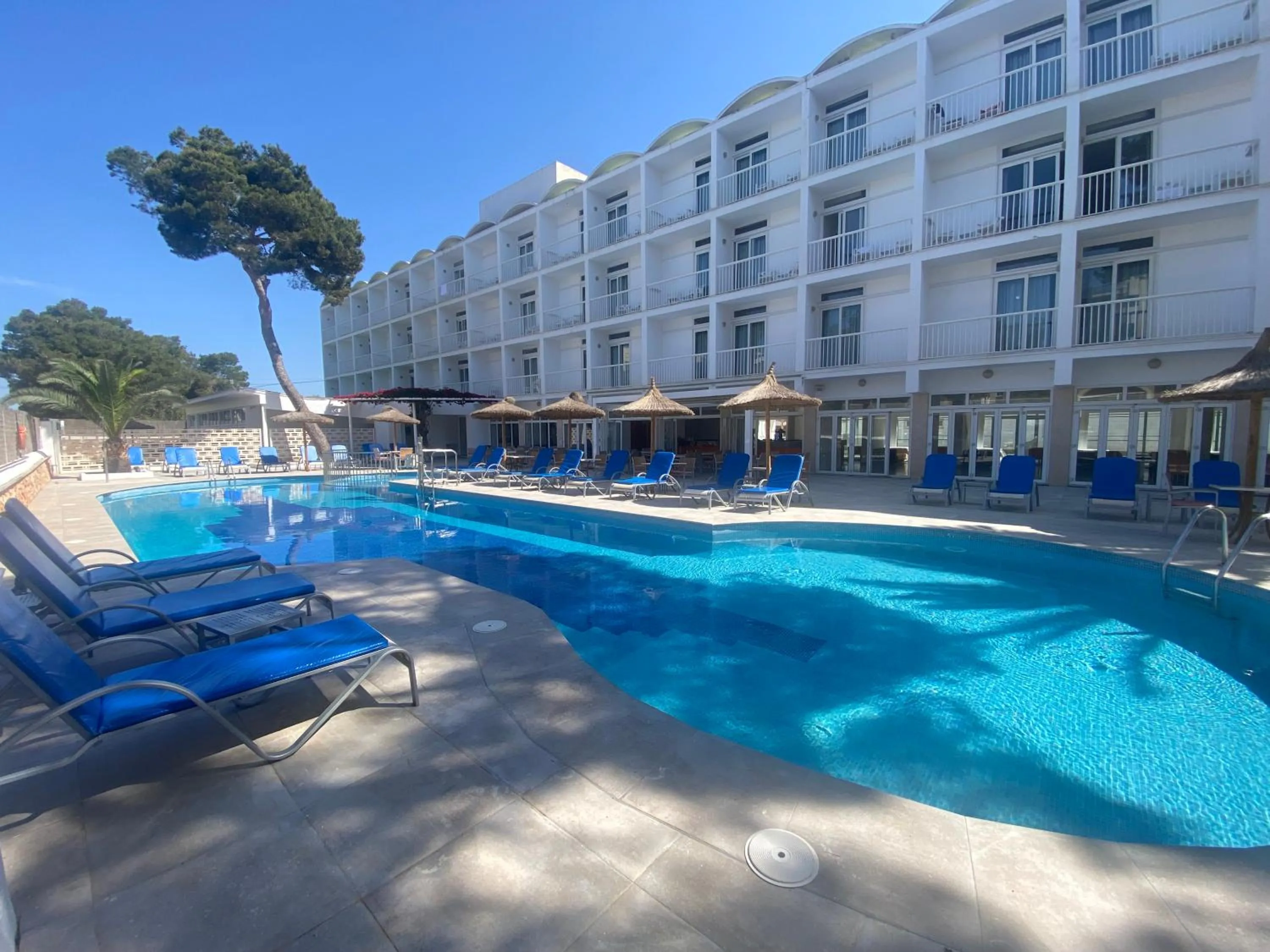 Property building in Hotel Isla de Cabrera