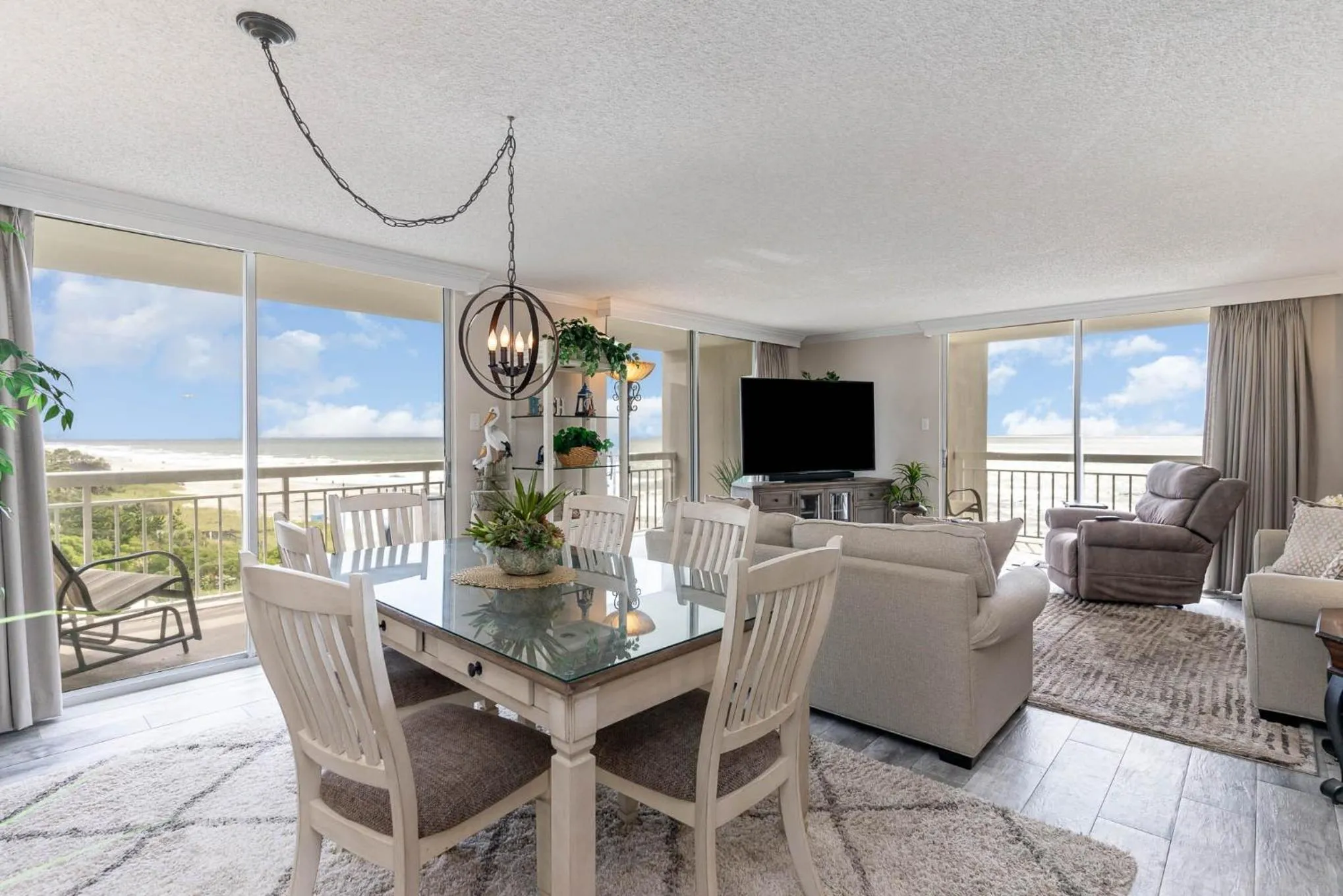 Dining area in Gorgeously remodeled 2 bedroom ocean front unit - 509 South Hampton condo