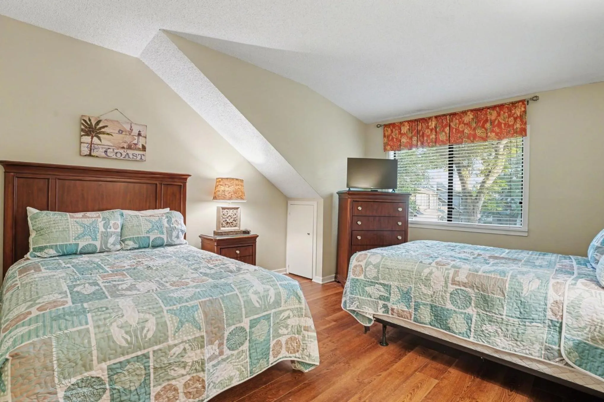 Bed in Updated 3 bedroom, 3 bathroom villa, 13D Richmond Park villa