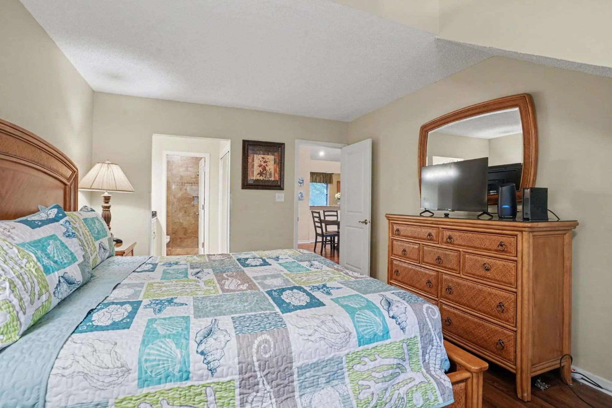 Bed in Updated 3 bedroom, 3 bathroom villa, 13D Richmond Park villa