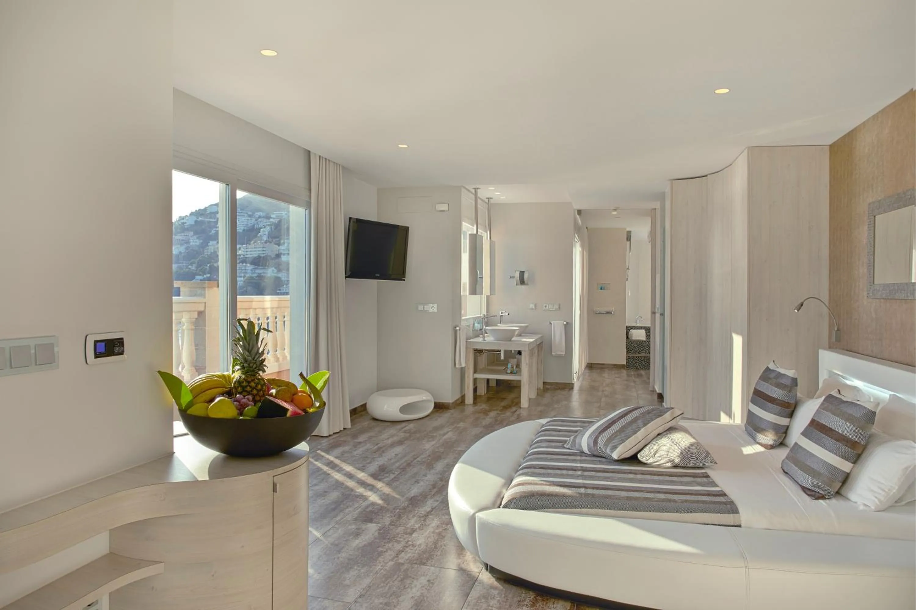 Bathroom, Bed in Hotel Vistabella