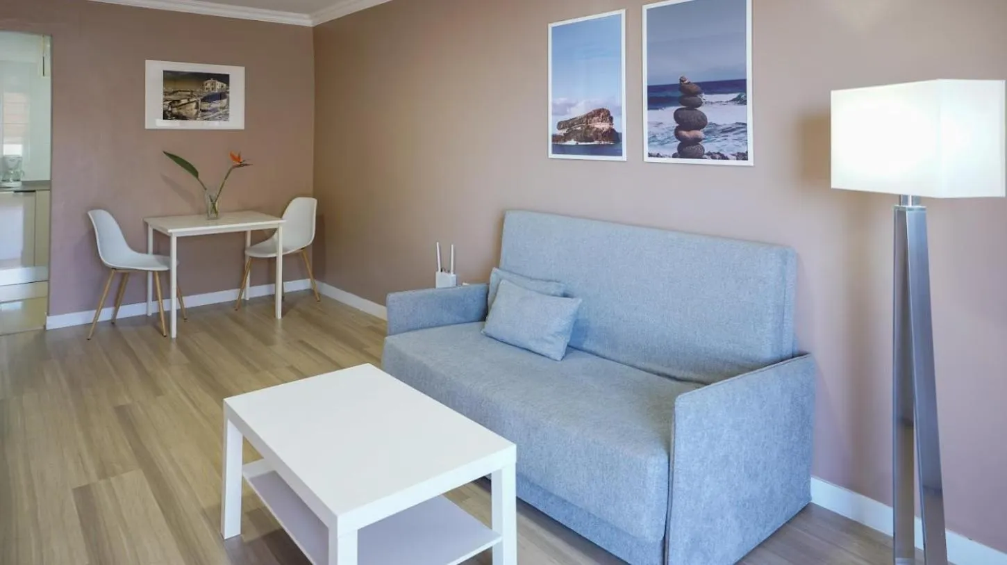 Photo of the whole room in Coral La Quinta Park Suites