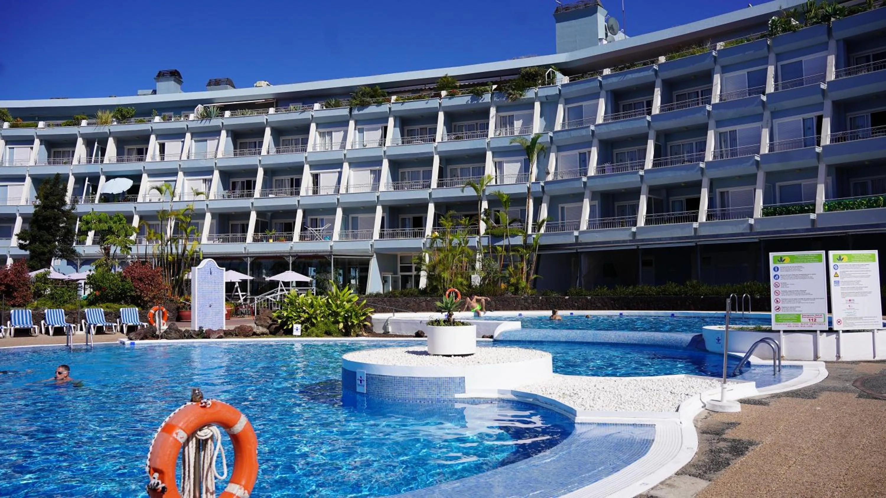 Property building in Coral La Quinta Park Suites