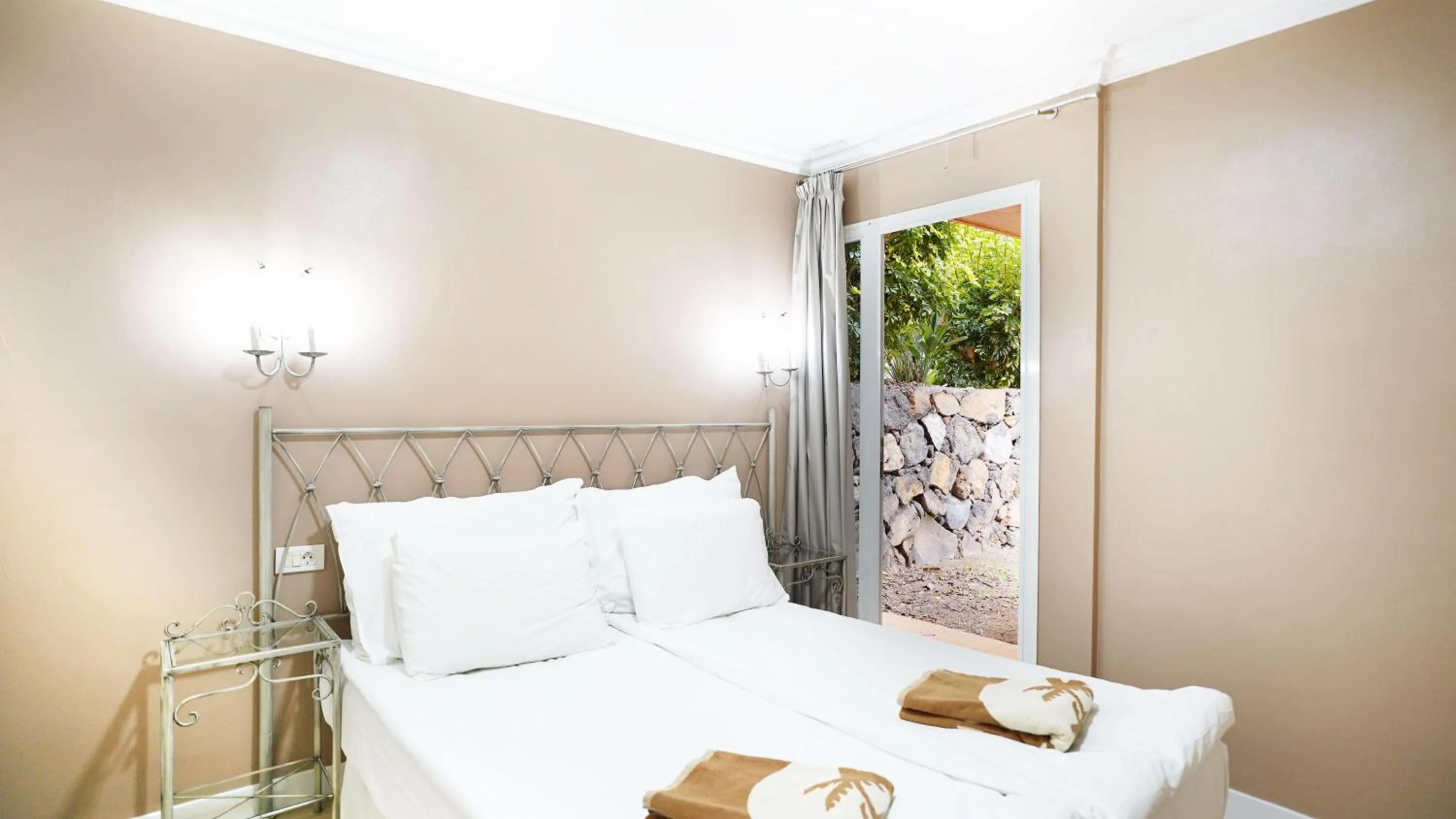 Photo of the whole room, Bed in Coral La Quinta Park Suites