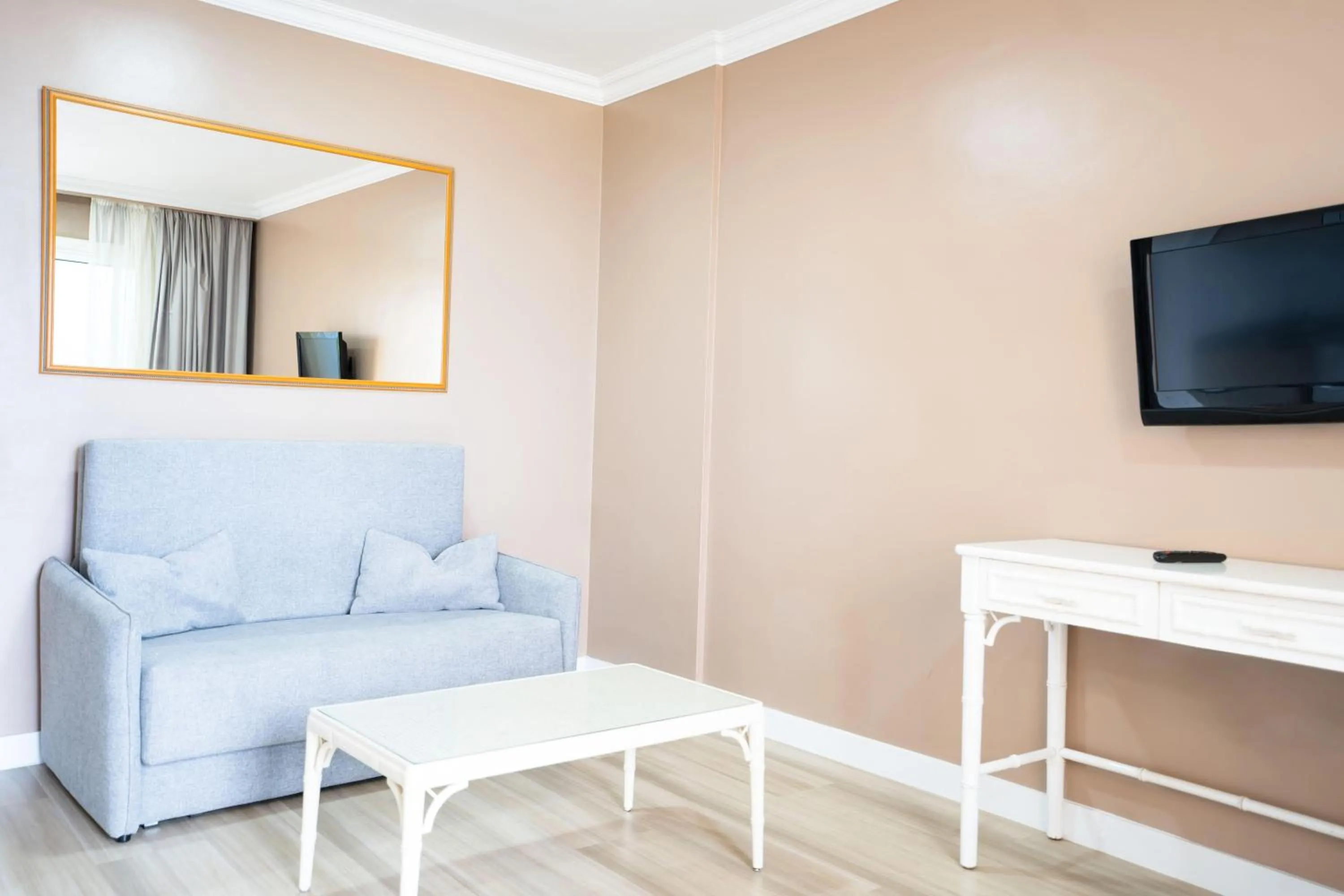 Photo of the whole room in Coral La Quinta Park Suites