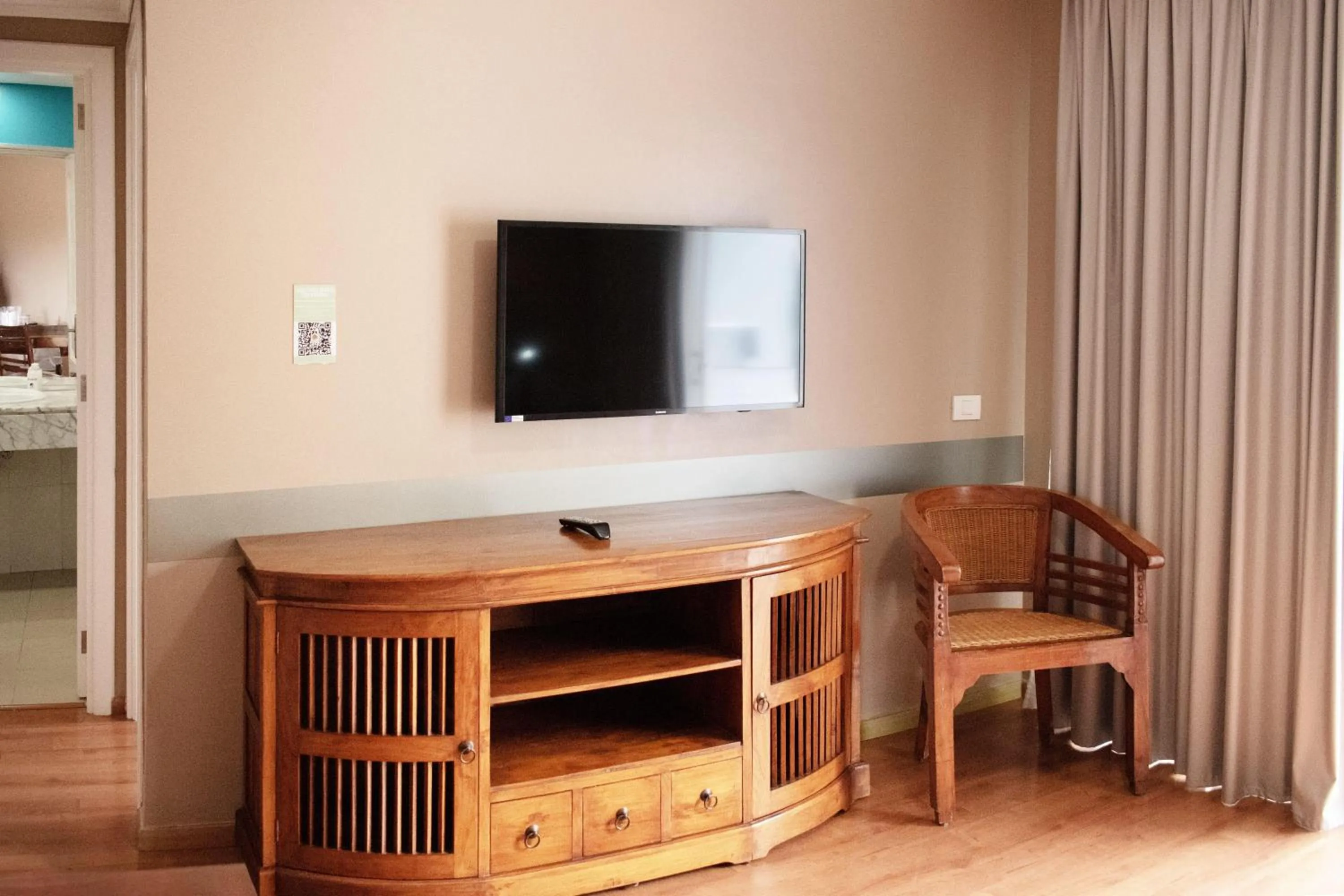 Photo of the whole room in Coral La Quinta Park Suites