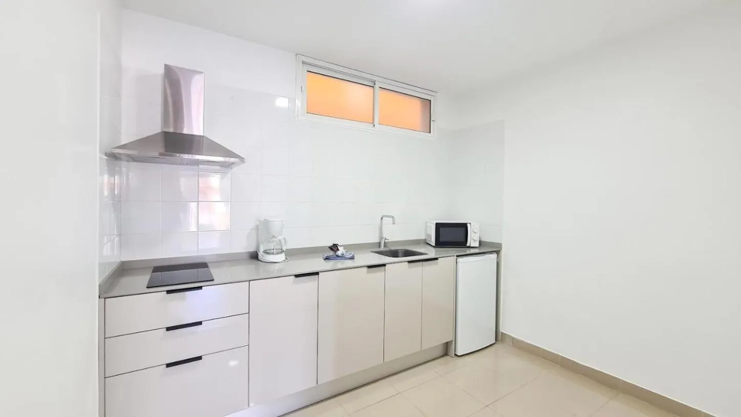 Photo of the whole room in Coral La Quinta Park Suites