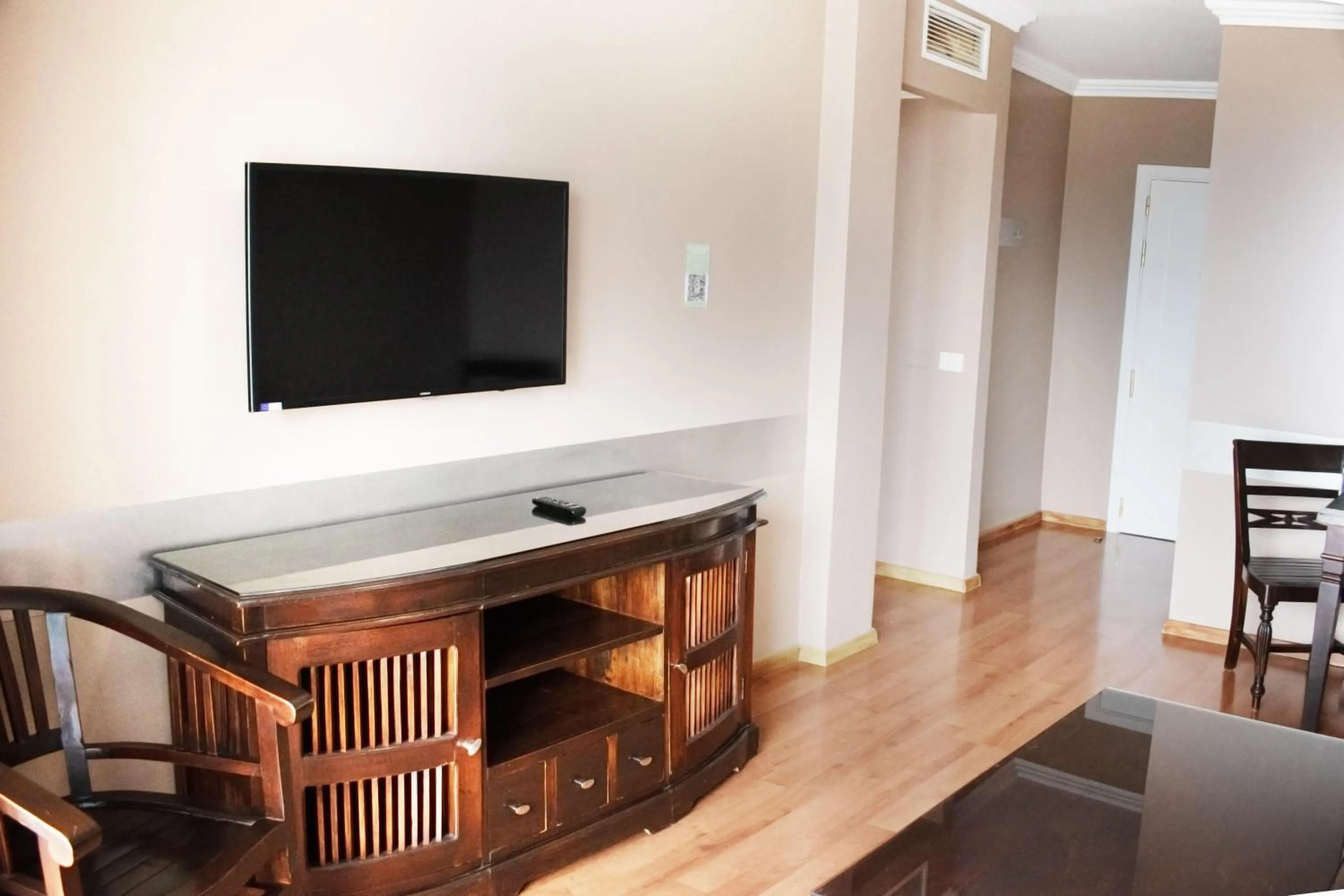 Photo of the whole room in Coral La Quinta Park Suites