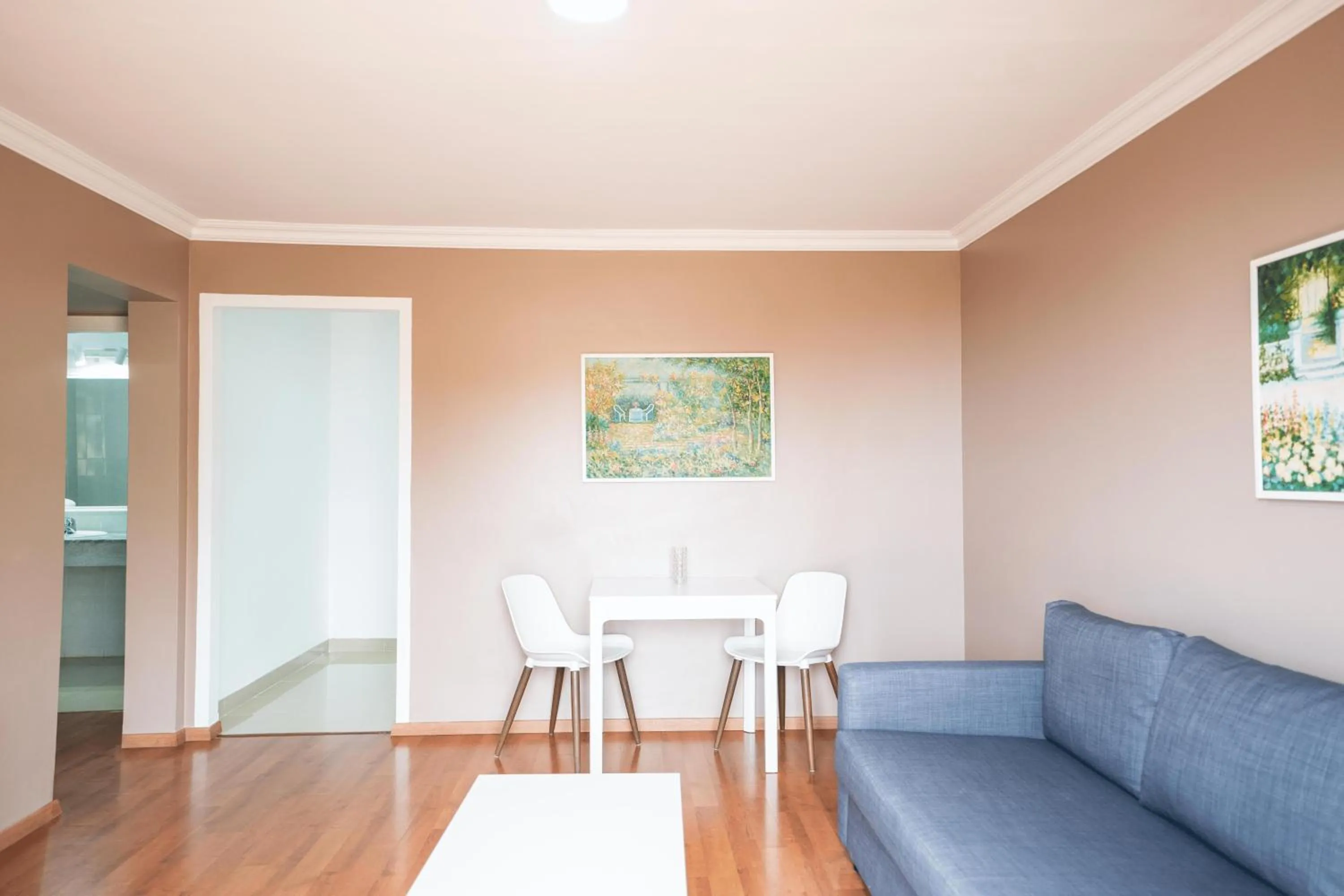 Photo of the whole room in Coral La Quinta Park Suites