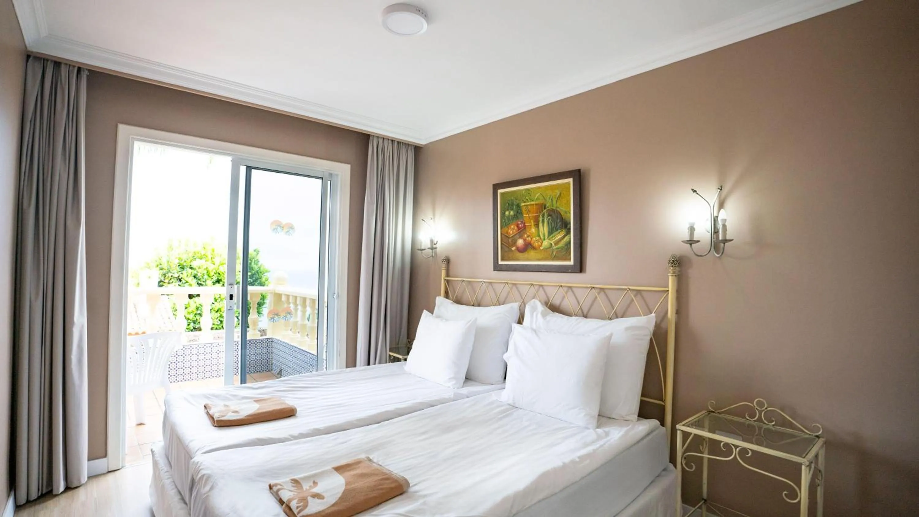 Photo of the whole room, Bed in Coral La Quinta Park Suites