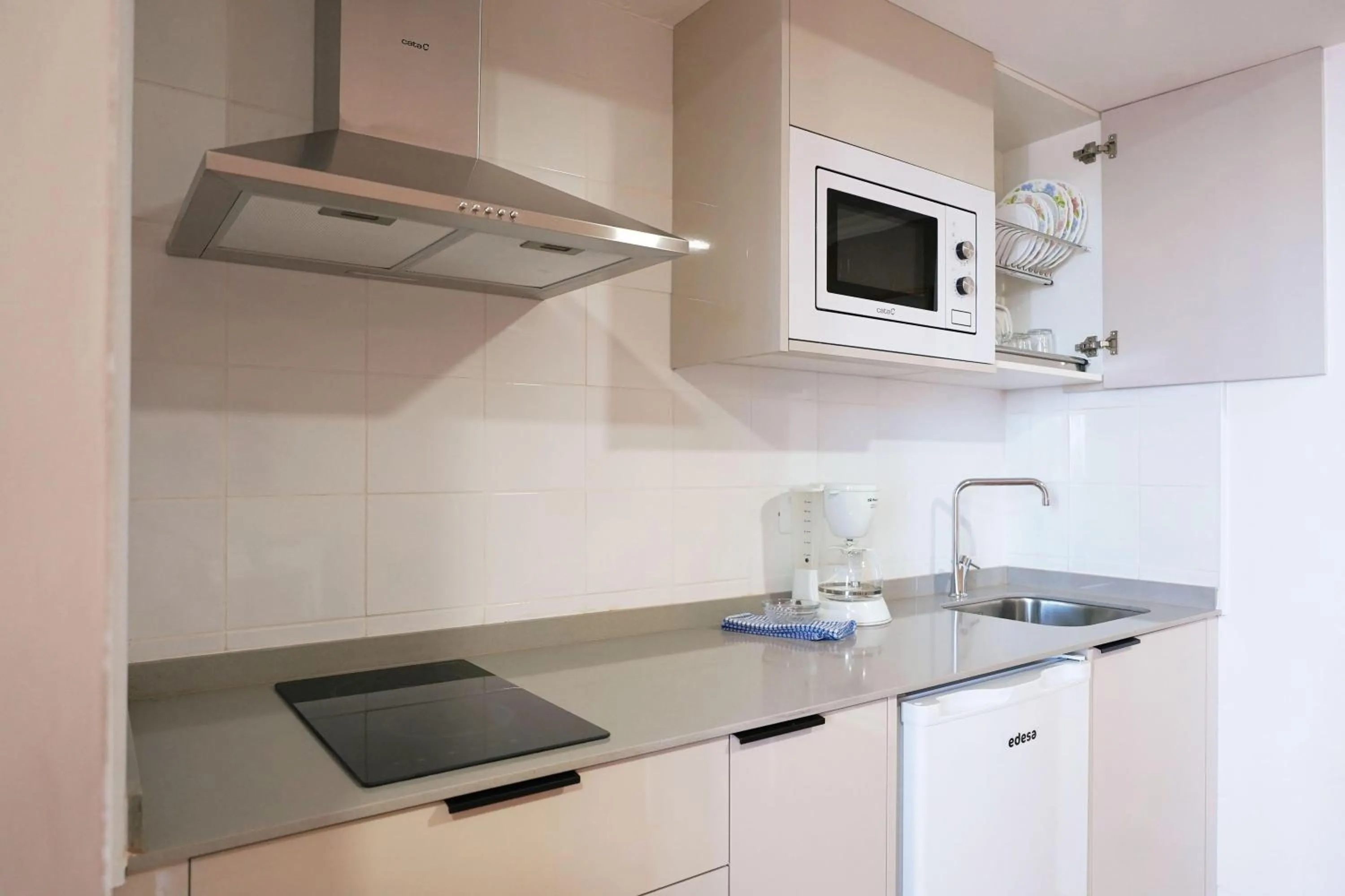 Kitchen or kitchenette in Coral La Quinta Park Suites