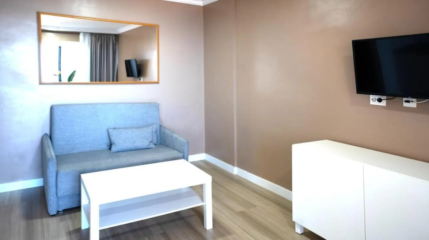 Photo of the whole room in Coral La Quinta Park Suites