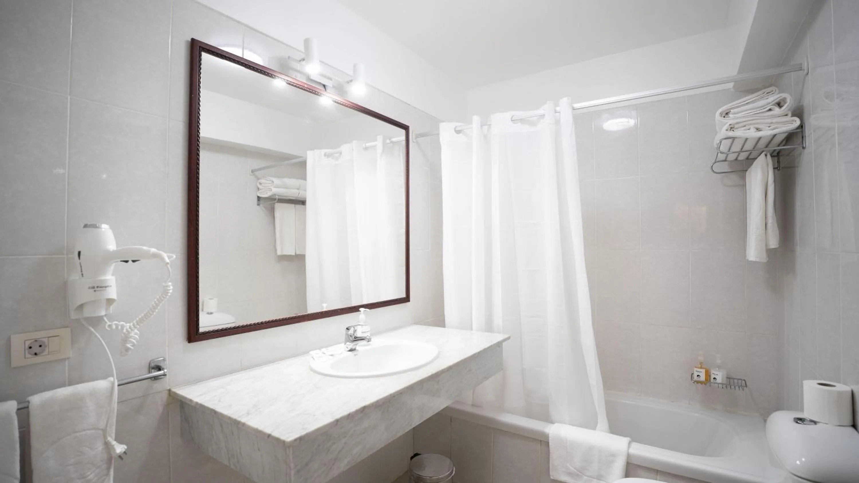 Bathroom in Coral La Quinta Park Suites