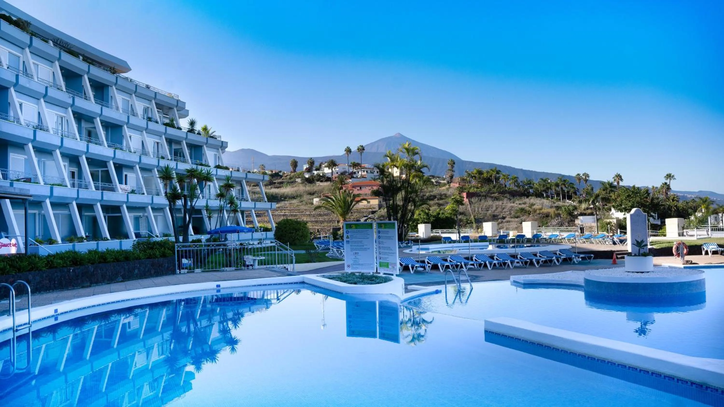 Swimming pool in Coral La Quinta Park Suites
