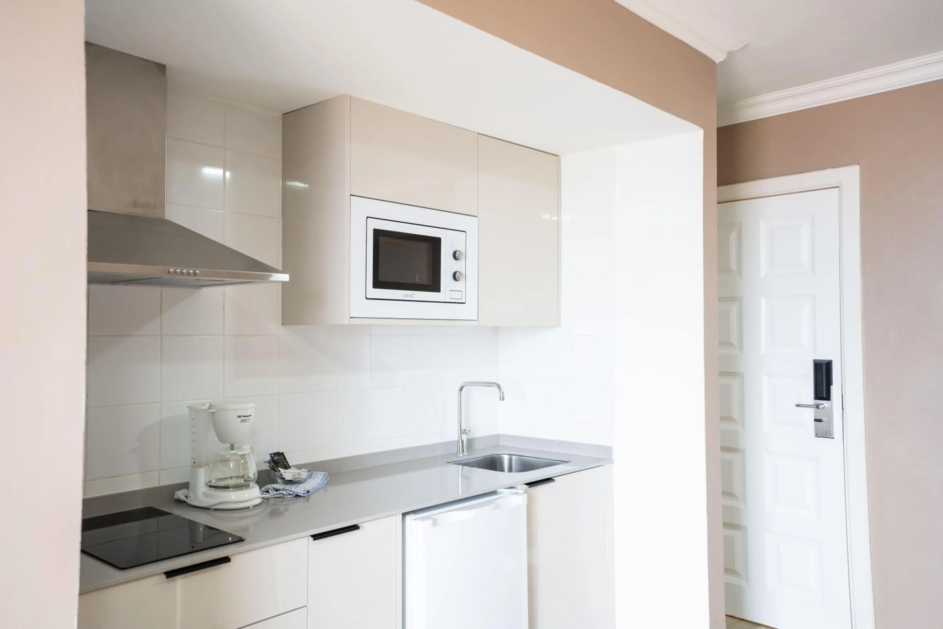 Kitchen or kitchenette in Coral La Quinta Park Suites