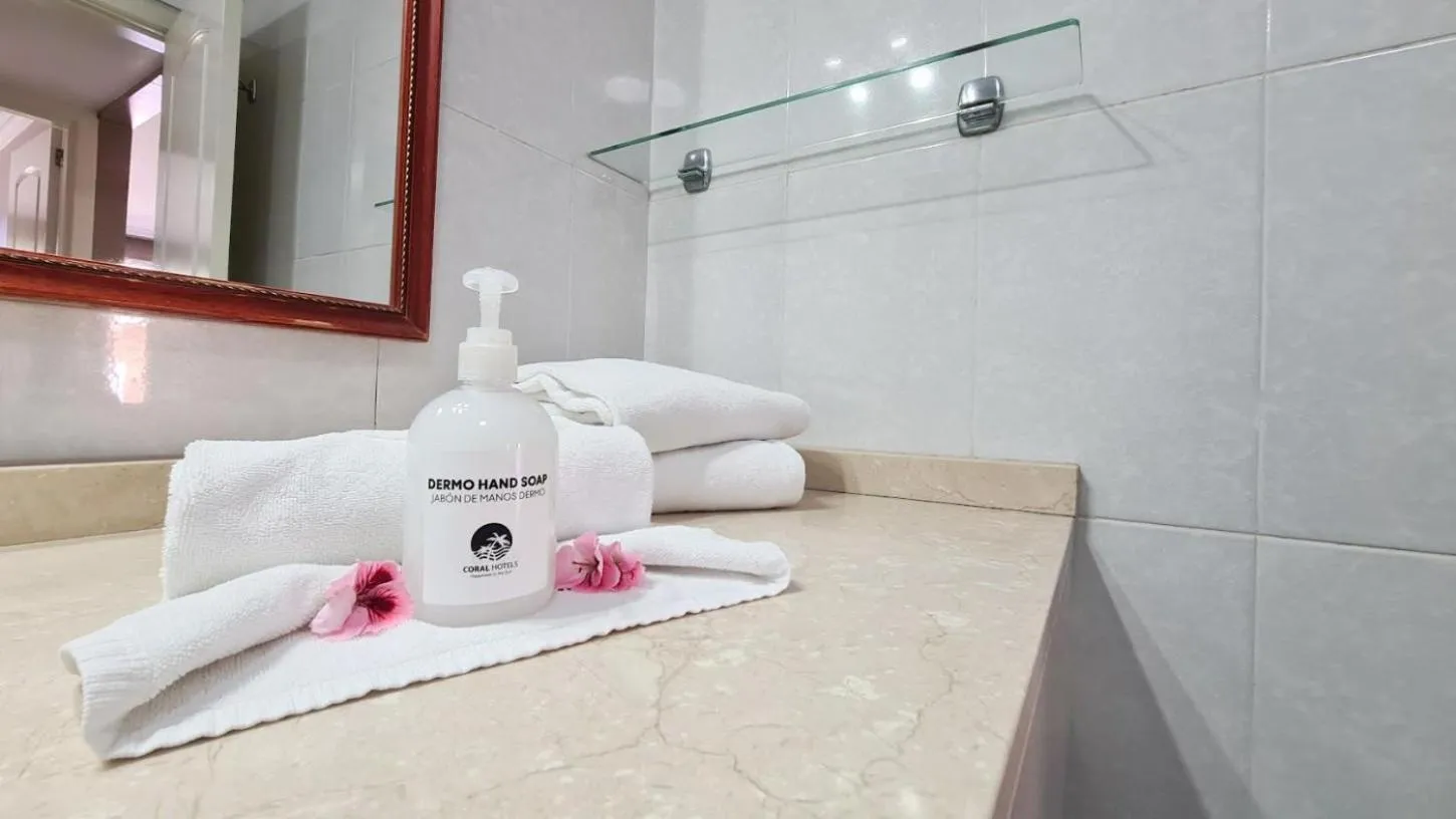 Bathroom in Coral La Quinta Park Suites