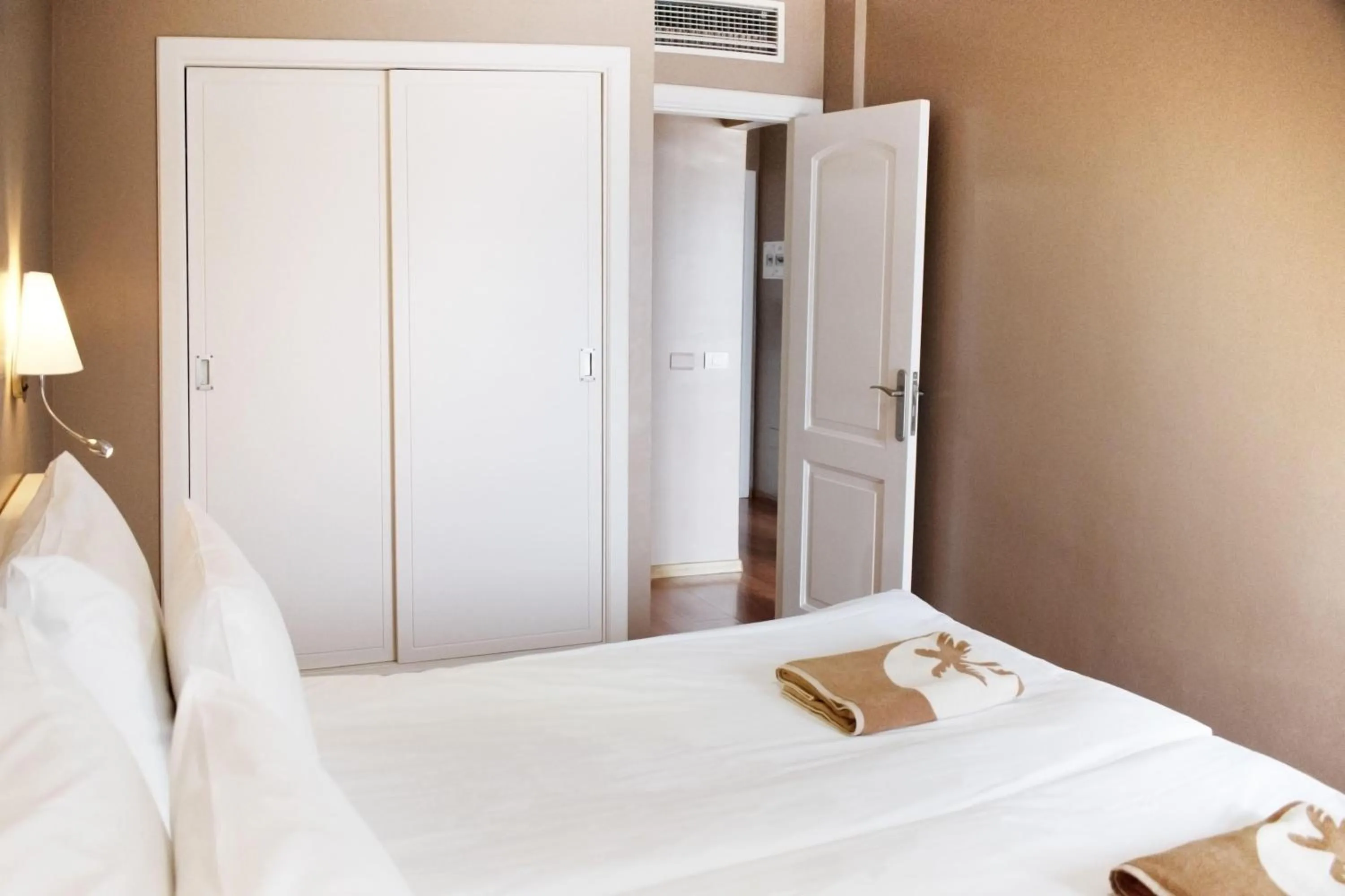 Bathroom, Bed in Coral La Quinta Park Suites