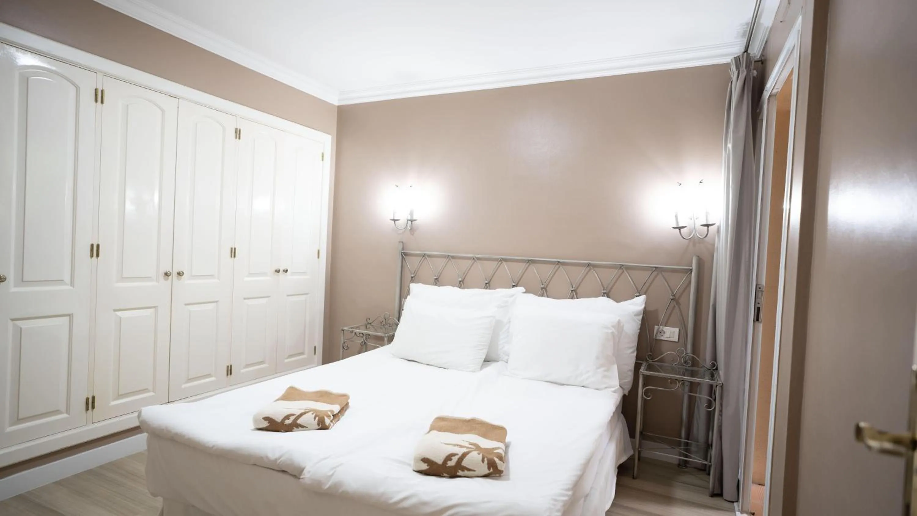 Photo of the whole room, Bed in Coral La Quinta Park Suites