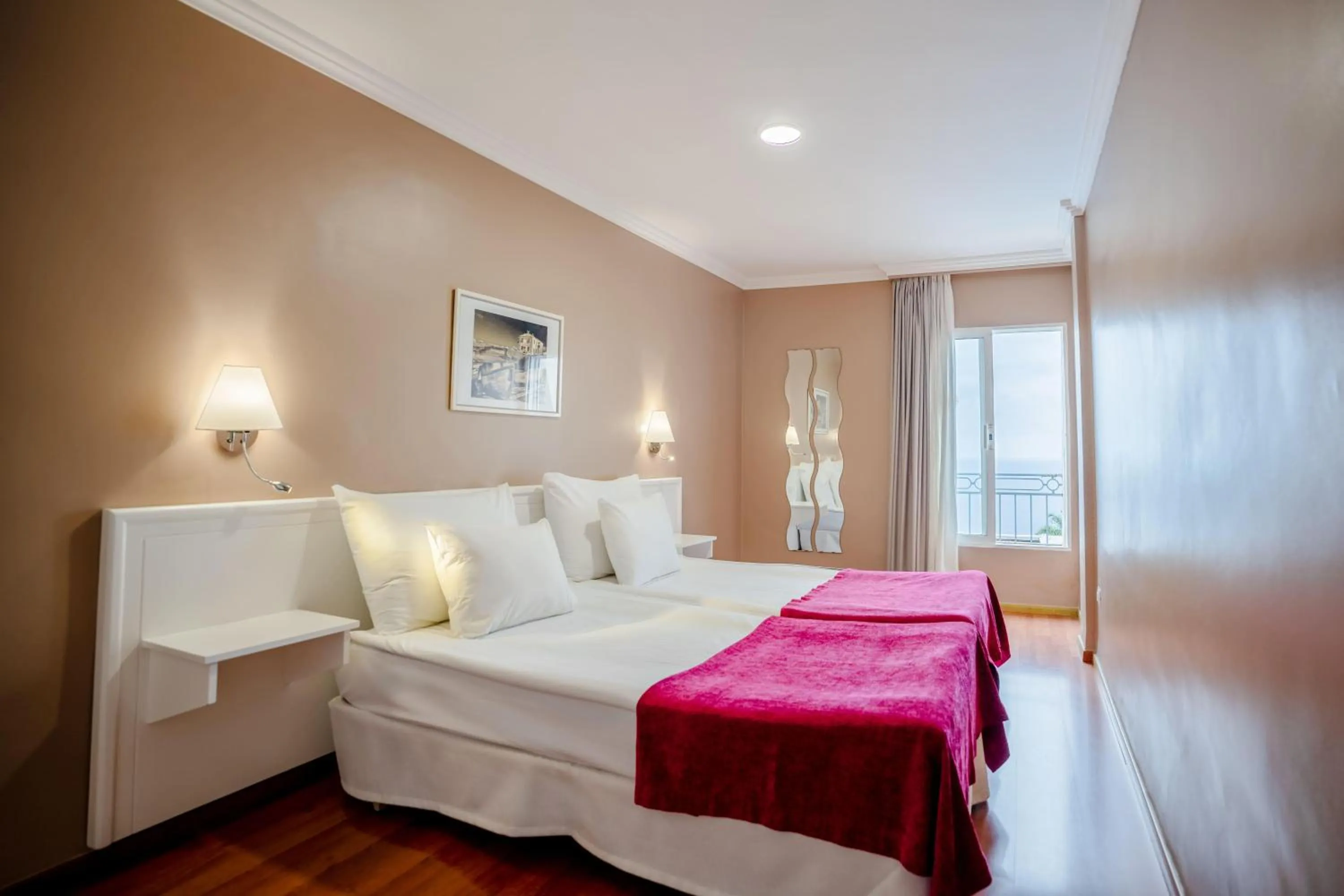 Photo of the whole room, Bed in Coral La Quinta Park Suites