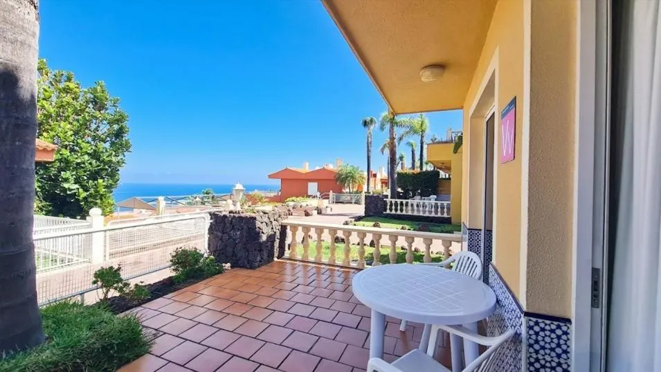 Photo of the whole room in Coral La Quinta Park Suites