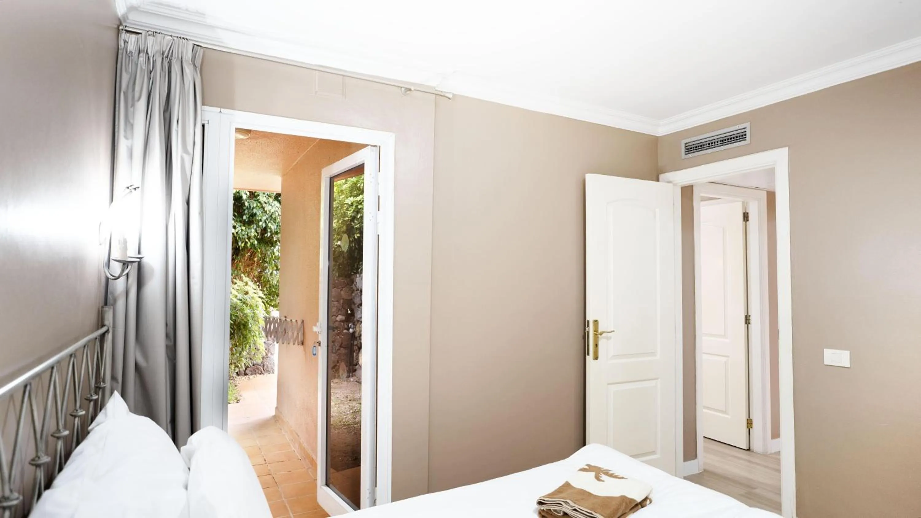 Photo of the whole room, Bed in Coral La Quinta Park Suites