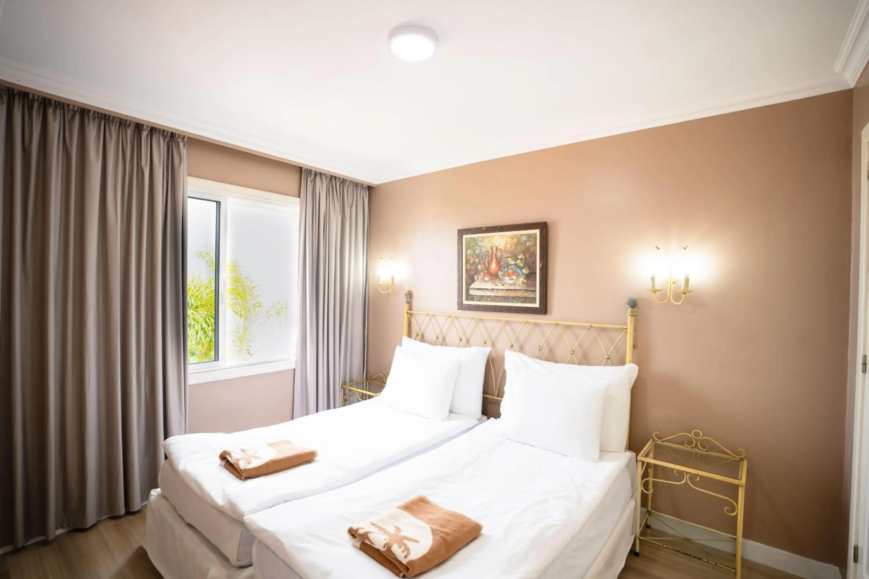 Photo of the whole room, Bed in Coral La Quinta Park Suites