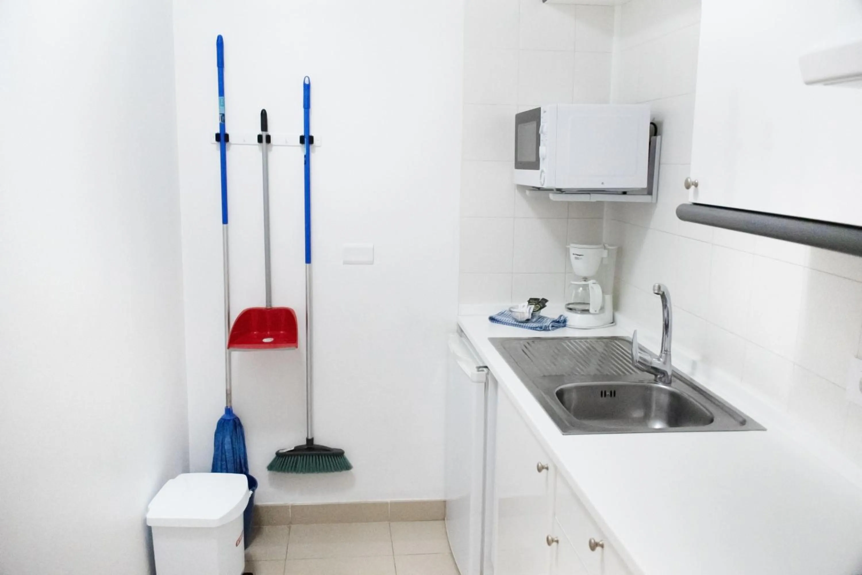 Kitchen or kitchenette in Coral La Quinta Park Suites