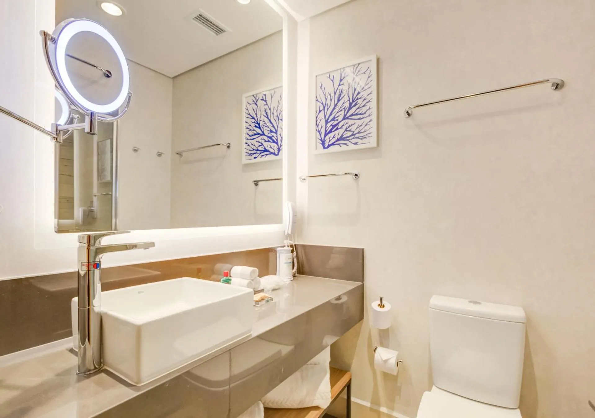 Bathroom in Radisson Pinheiros