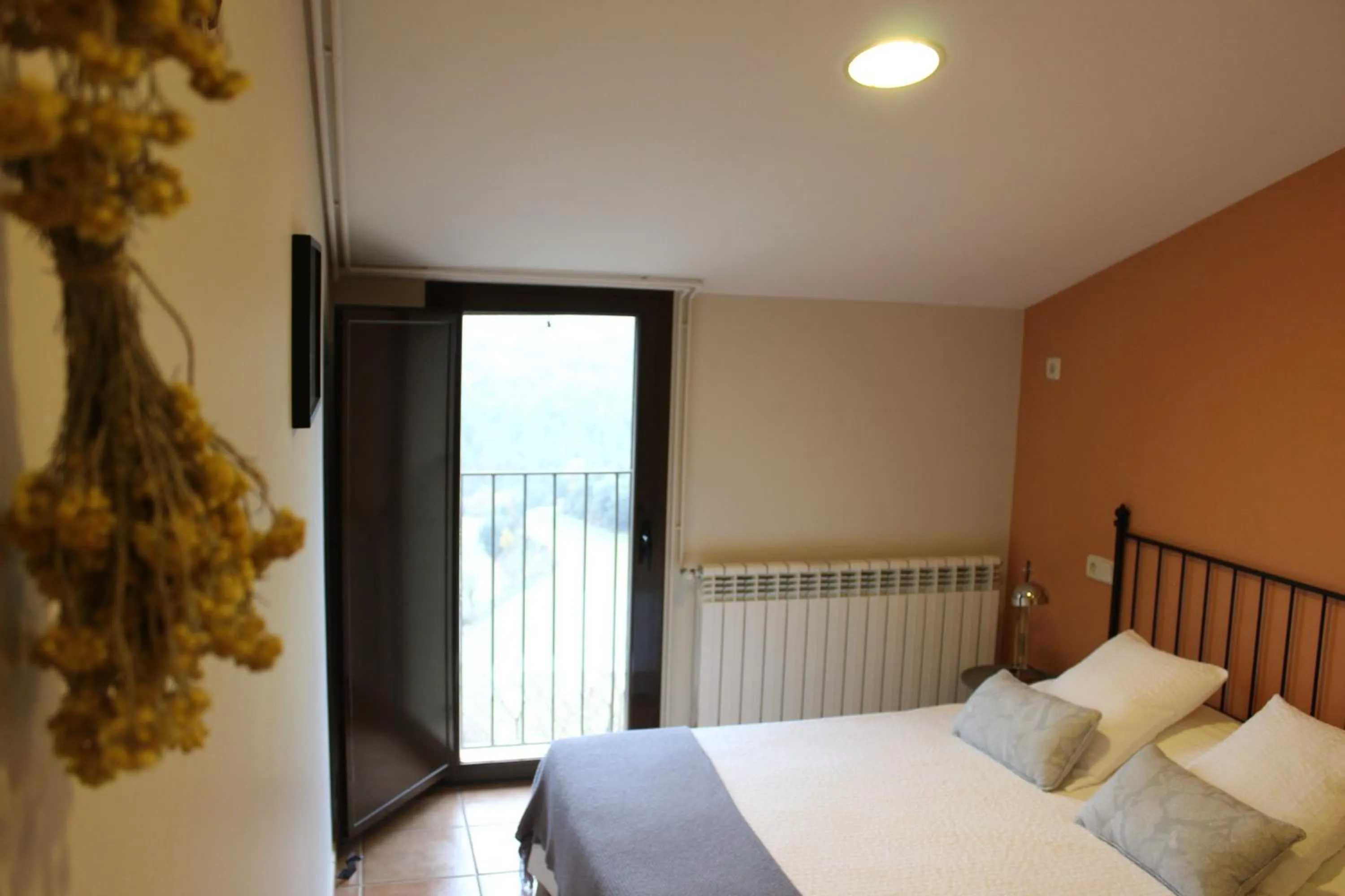 Bedroom, Bed in Castell de Ceuró. Hotel Rural