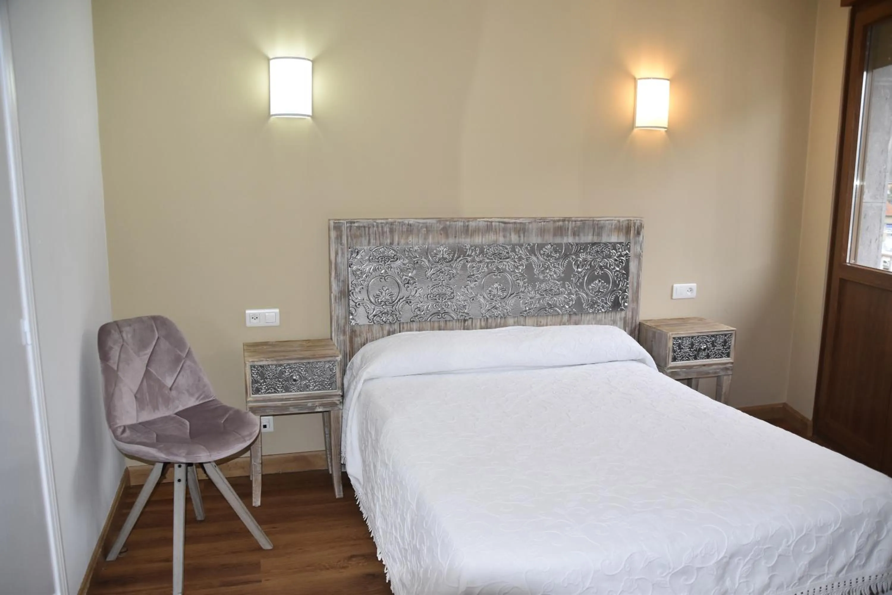 Photo of the whole room in Los Acebos Cangas