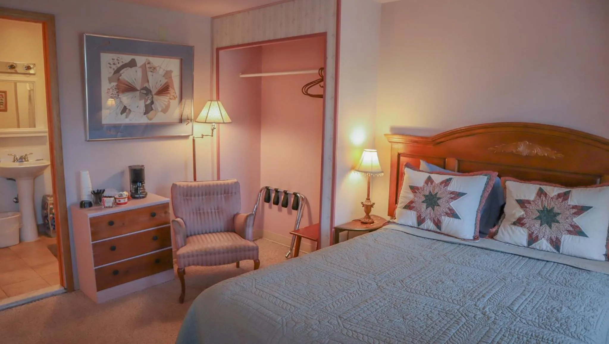 Photo of the whole room, Bed in Mountain Creek Tavern