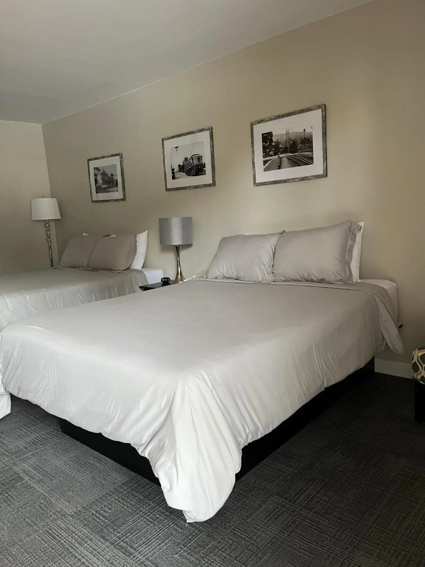 Queen Room in Mountain Creek Tavern Queen Room in Mountain Creek Tavern