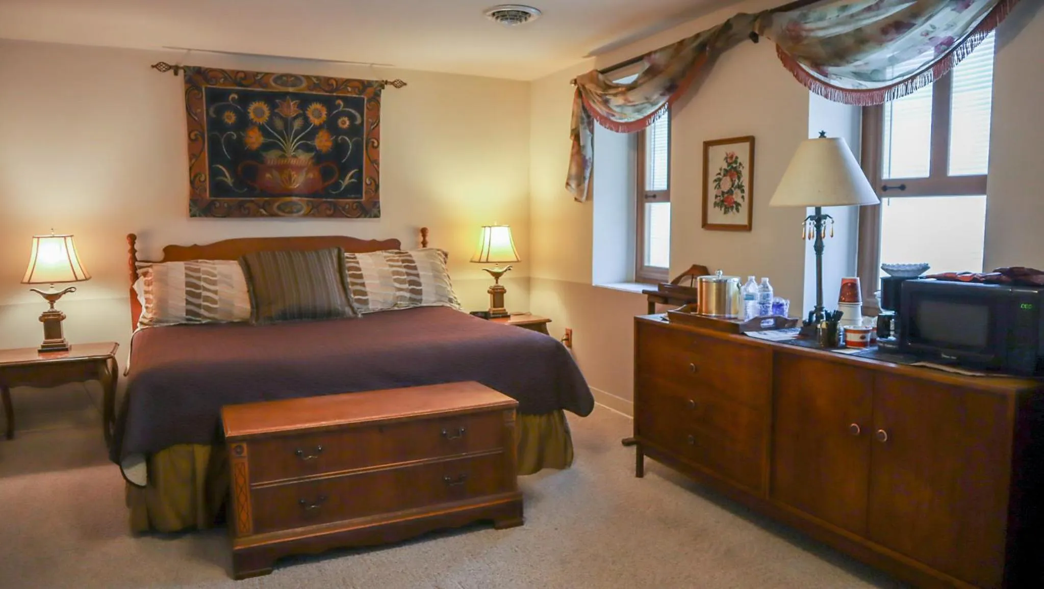 Photo of the whole room, Bed in Mountain Creek Tavern