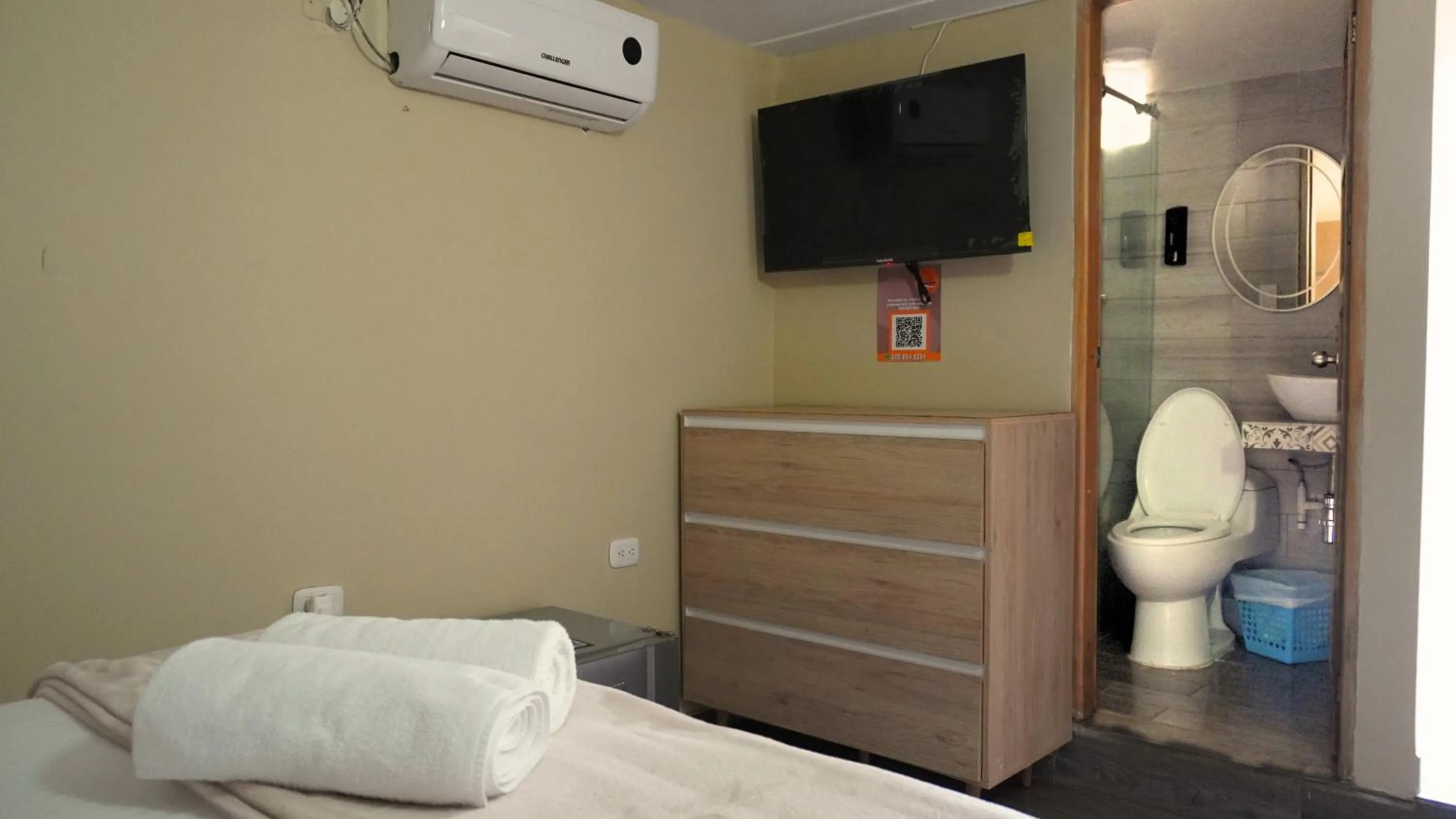 Bedroom, Bed in Hotel y Cabañas Covemar