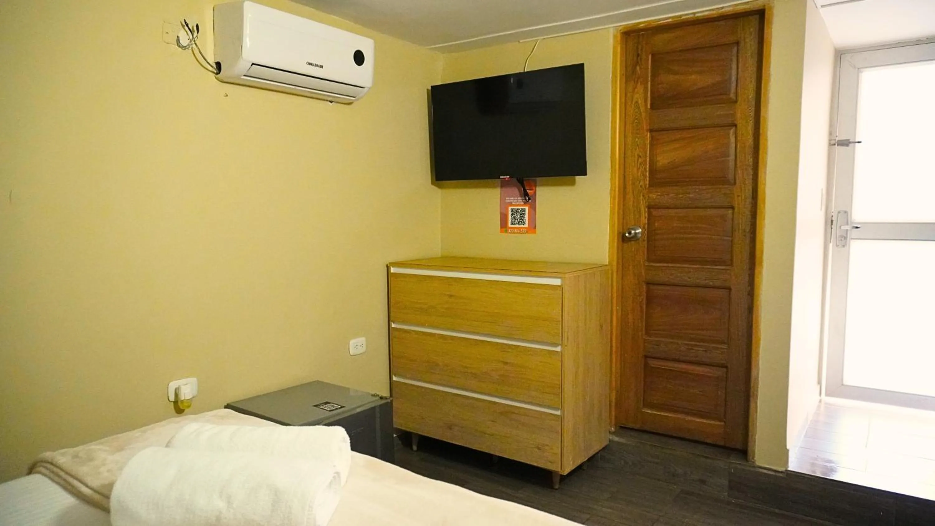 Bedroom, Bed in Hotel y Cabañas Covemar